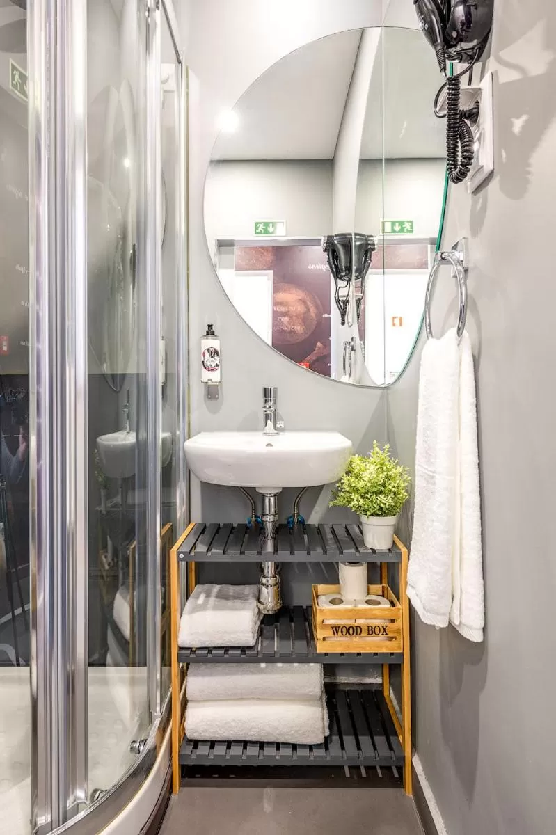 Bathroom in Lisbon Wine House - Rooms & Suites