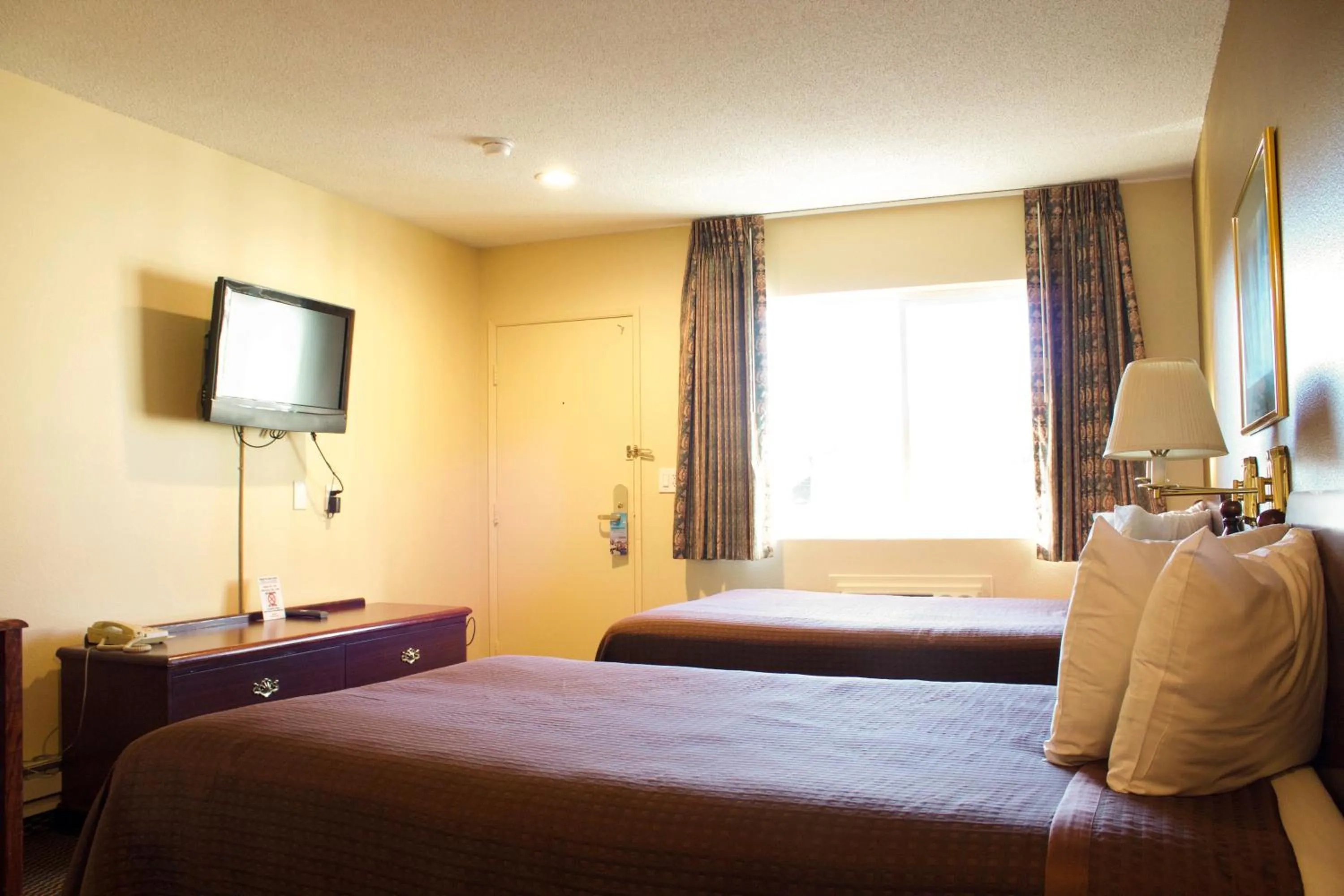 Bed in Knights Inn Salem