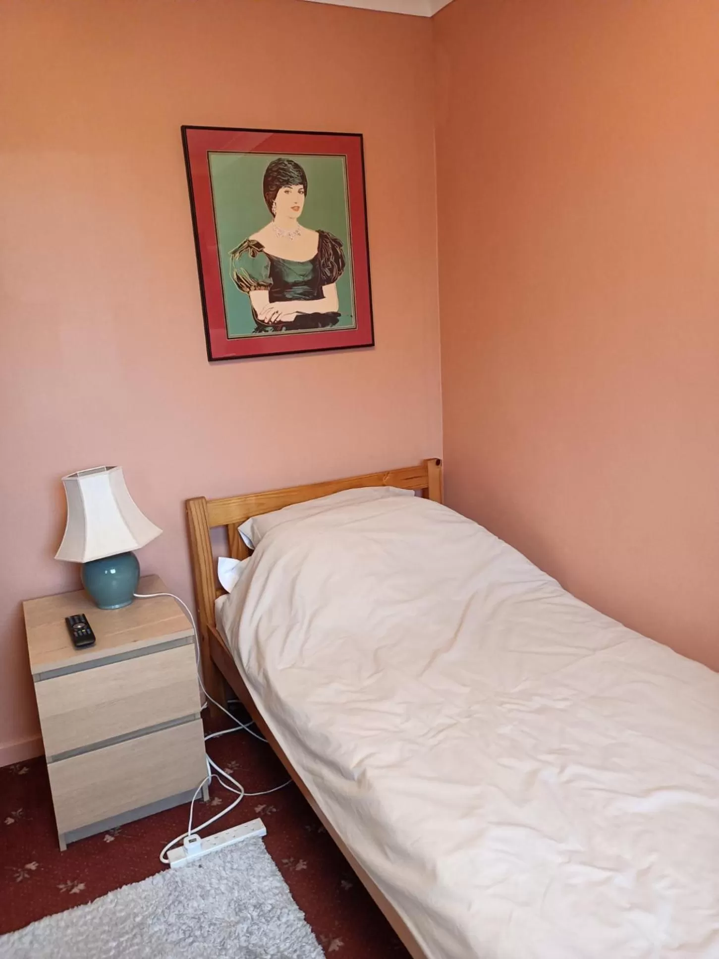 Property building, Bed in Hotel 5 Ravenhurst Drive M6 J7