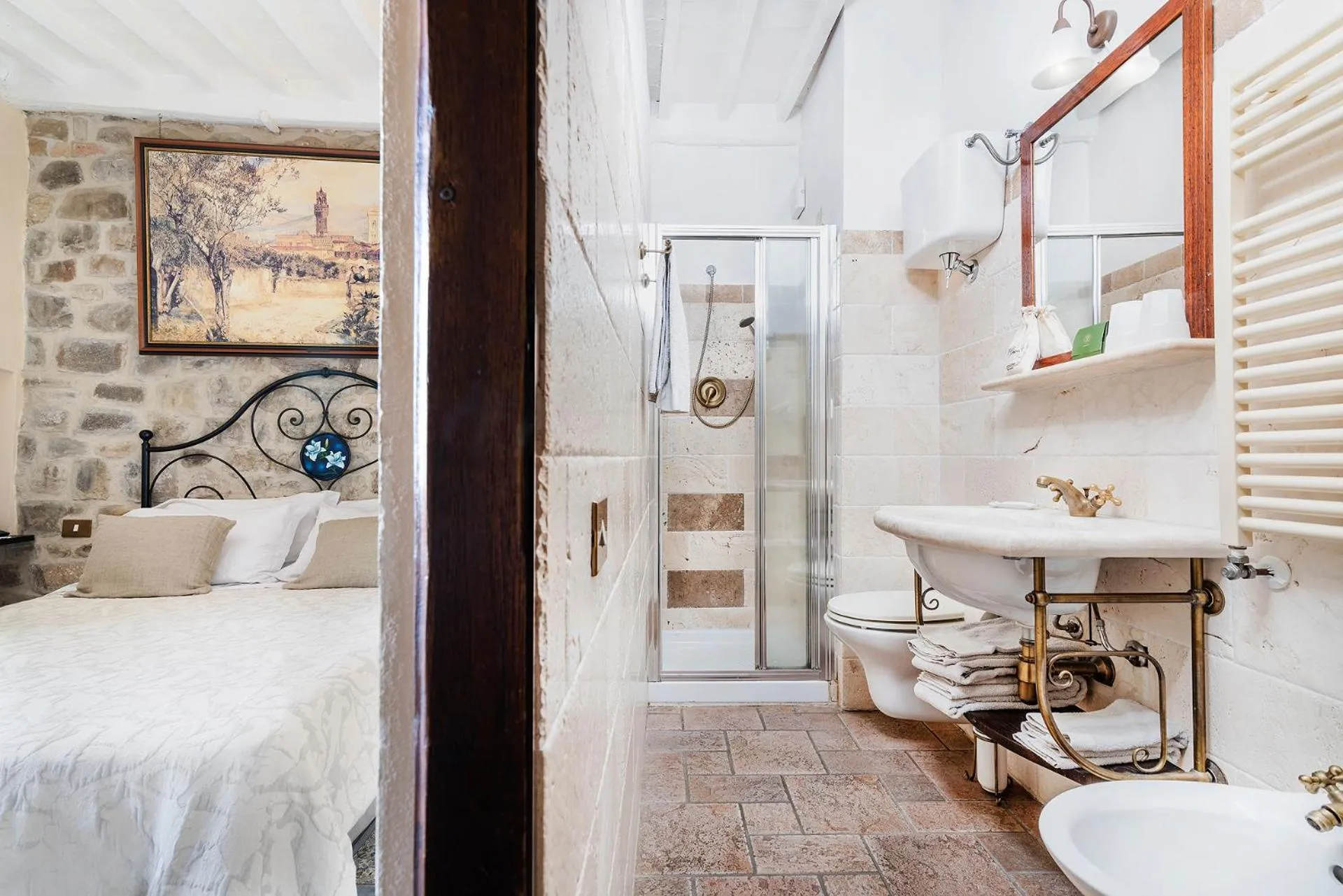 Bathroom, Bed in Albergo Il Giglio