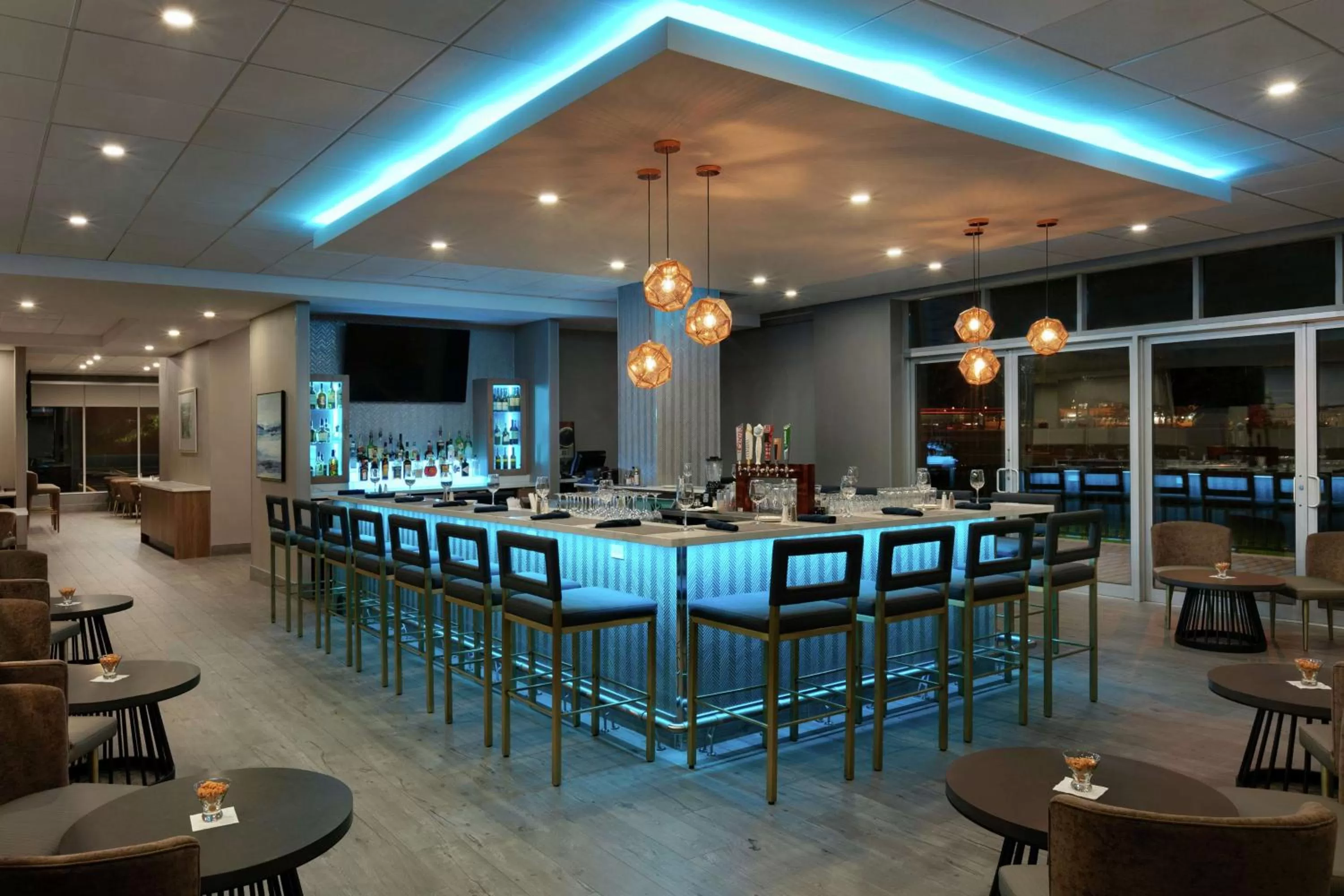Lounge or bar in Embassy Suites By Hilton Montreal Airport