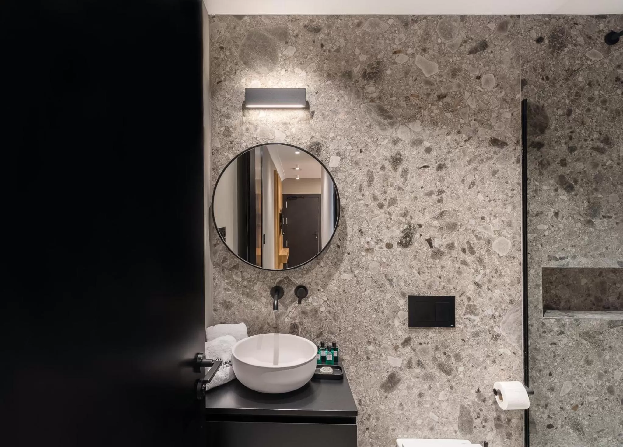 Toilet in Mauro Suites