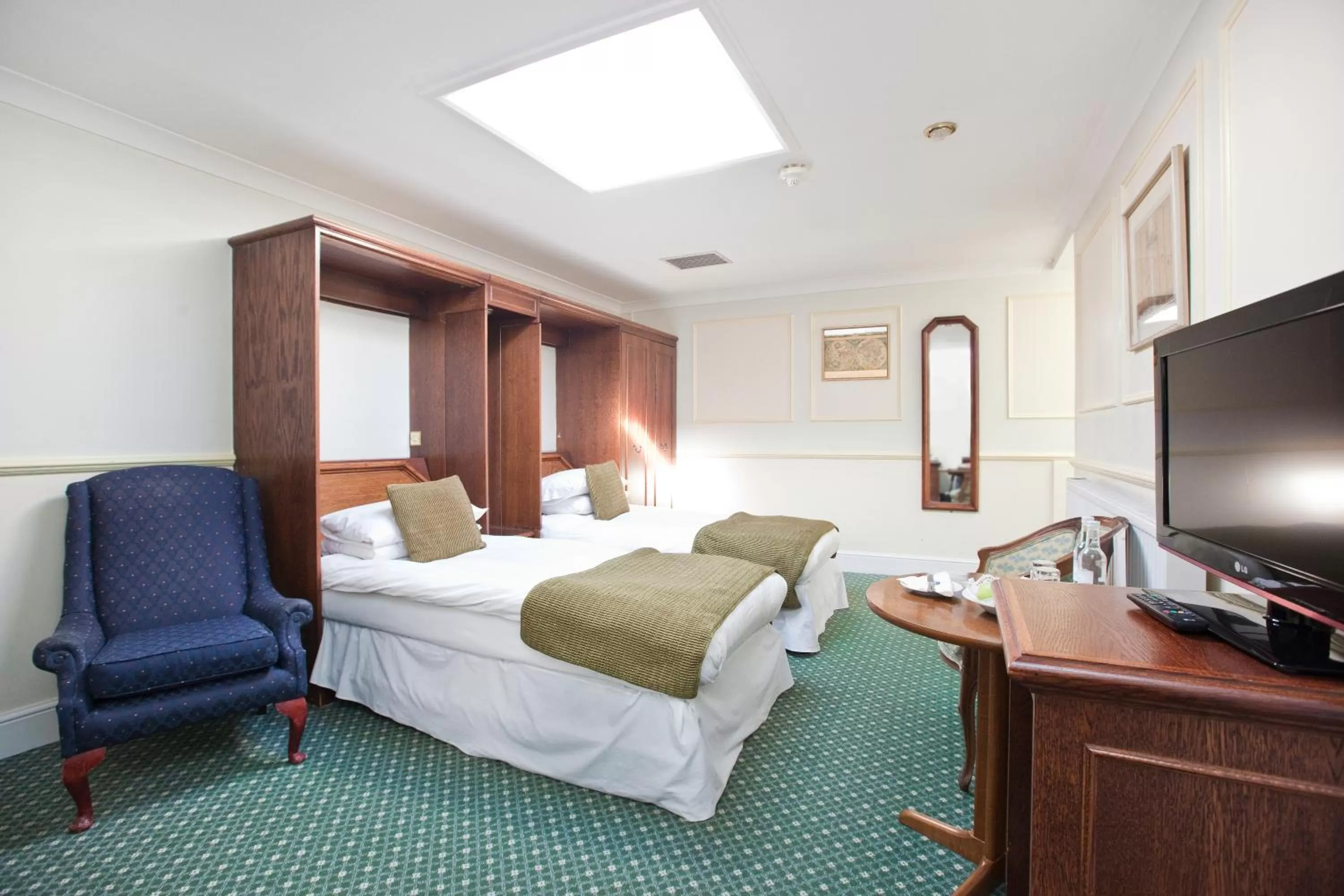 Photo of the whole room, Bed in Marygreen Manor