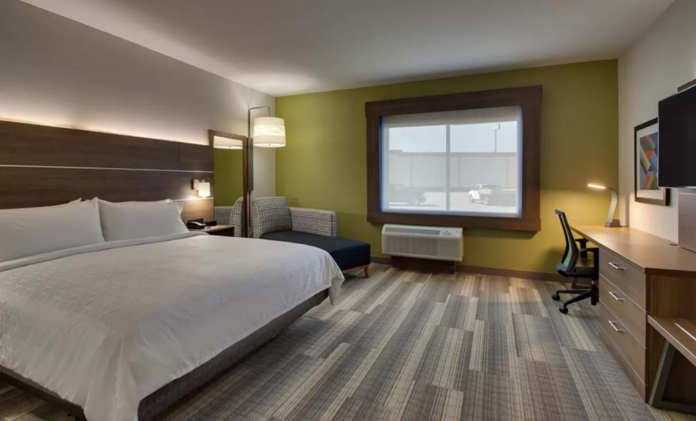Bed in Holiday Inn Express & Suites - Kokomo South by IHG