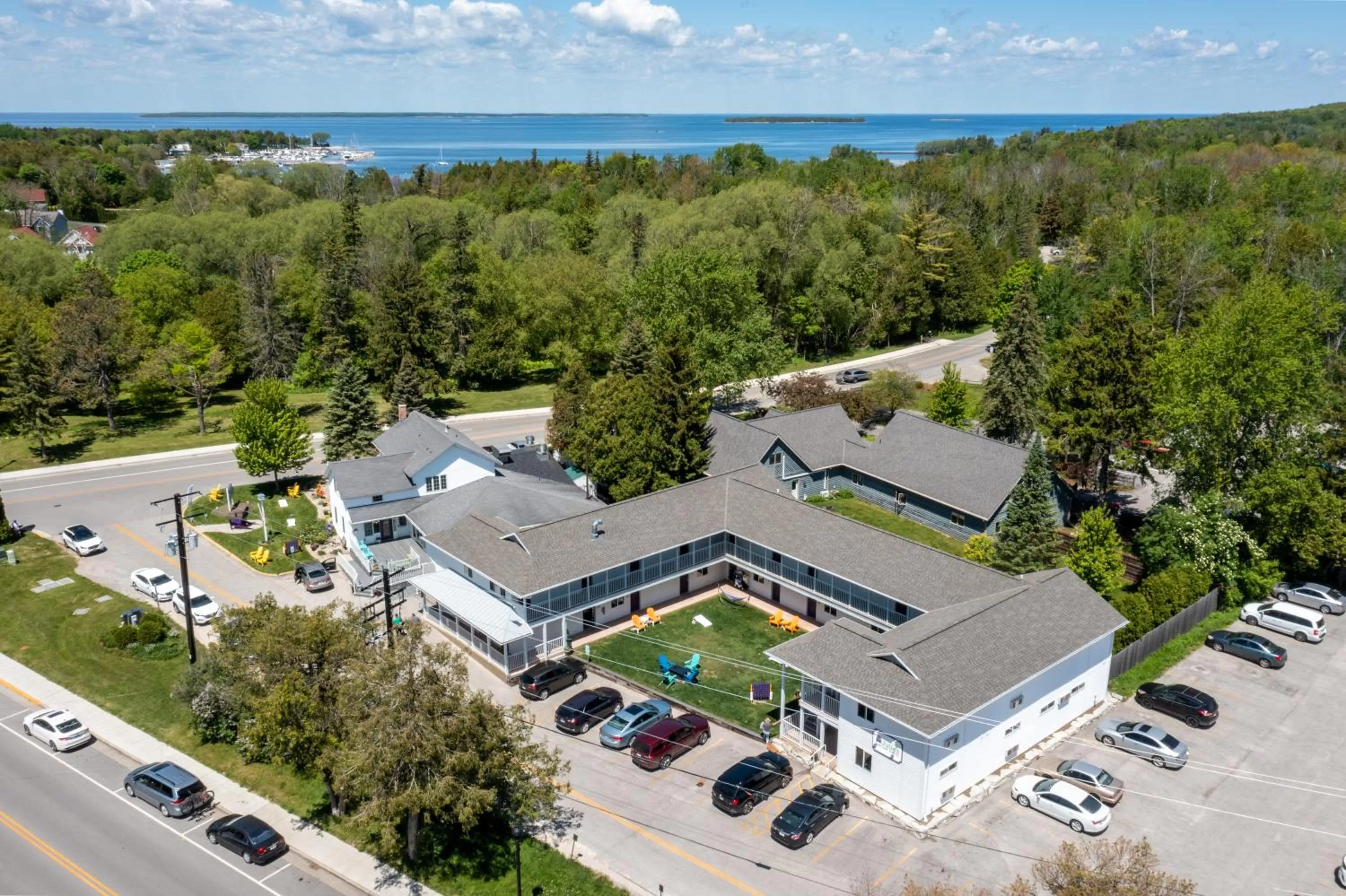 Property building in Julie's Park Cafe & Motel