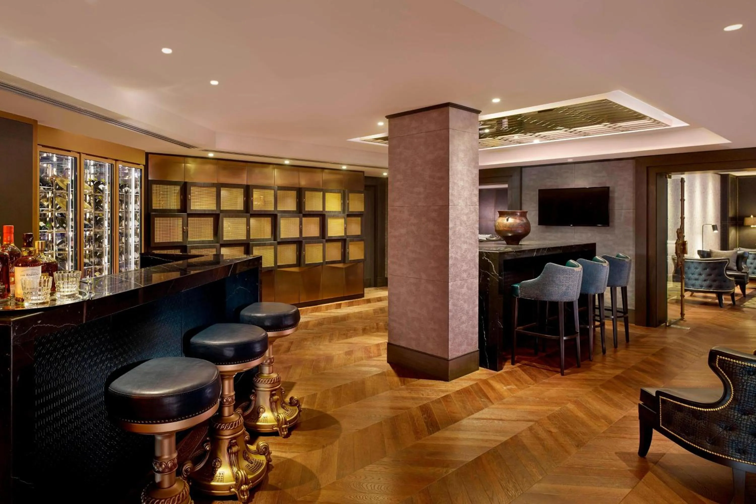 Lounge or bar in The Alexander, a Luxury Collection Hotel, Yerevan