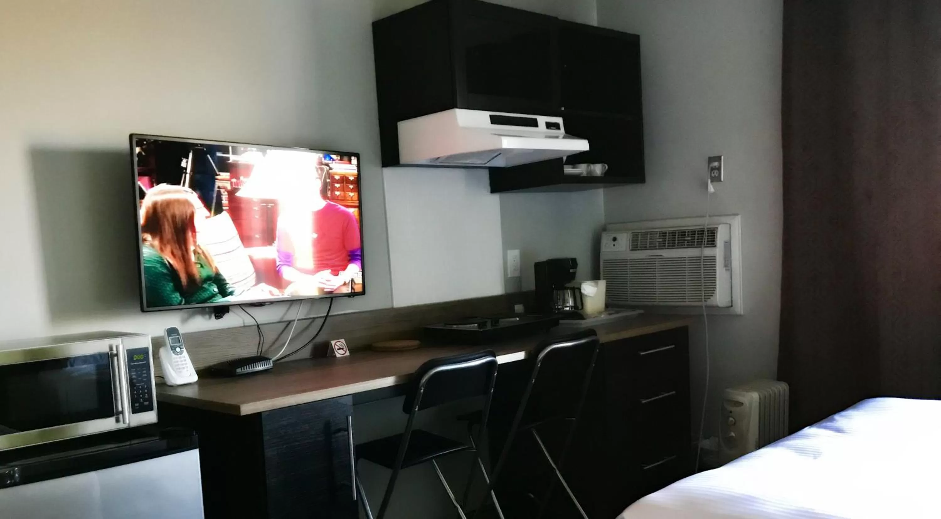 Kitchen or kitchenette, Bed in Home Away Inn