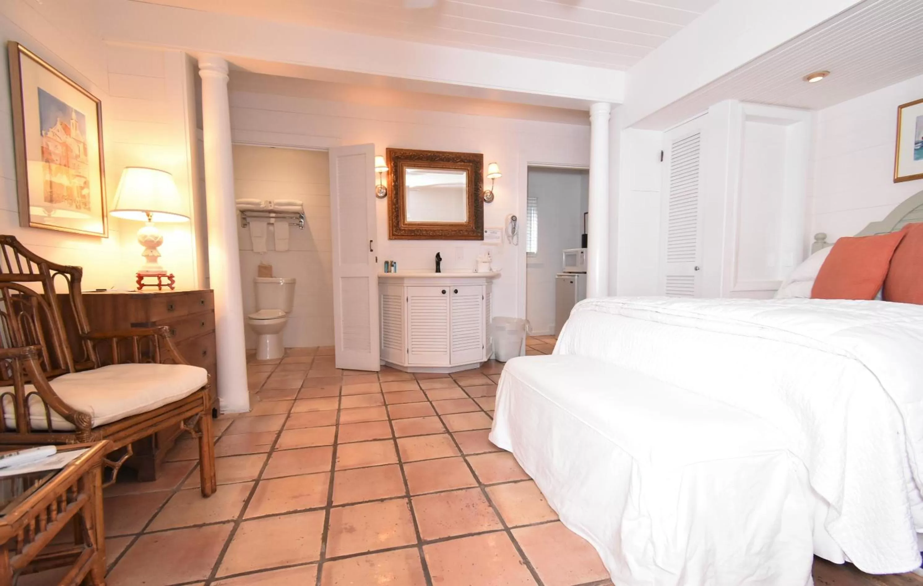 Bed in Simonton Court Historic Inn & Cottages