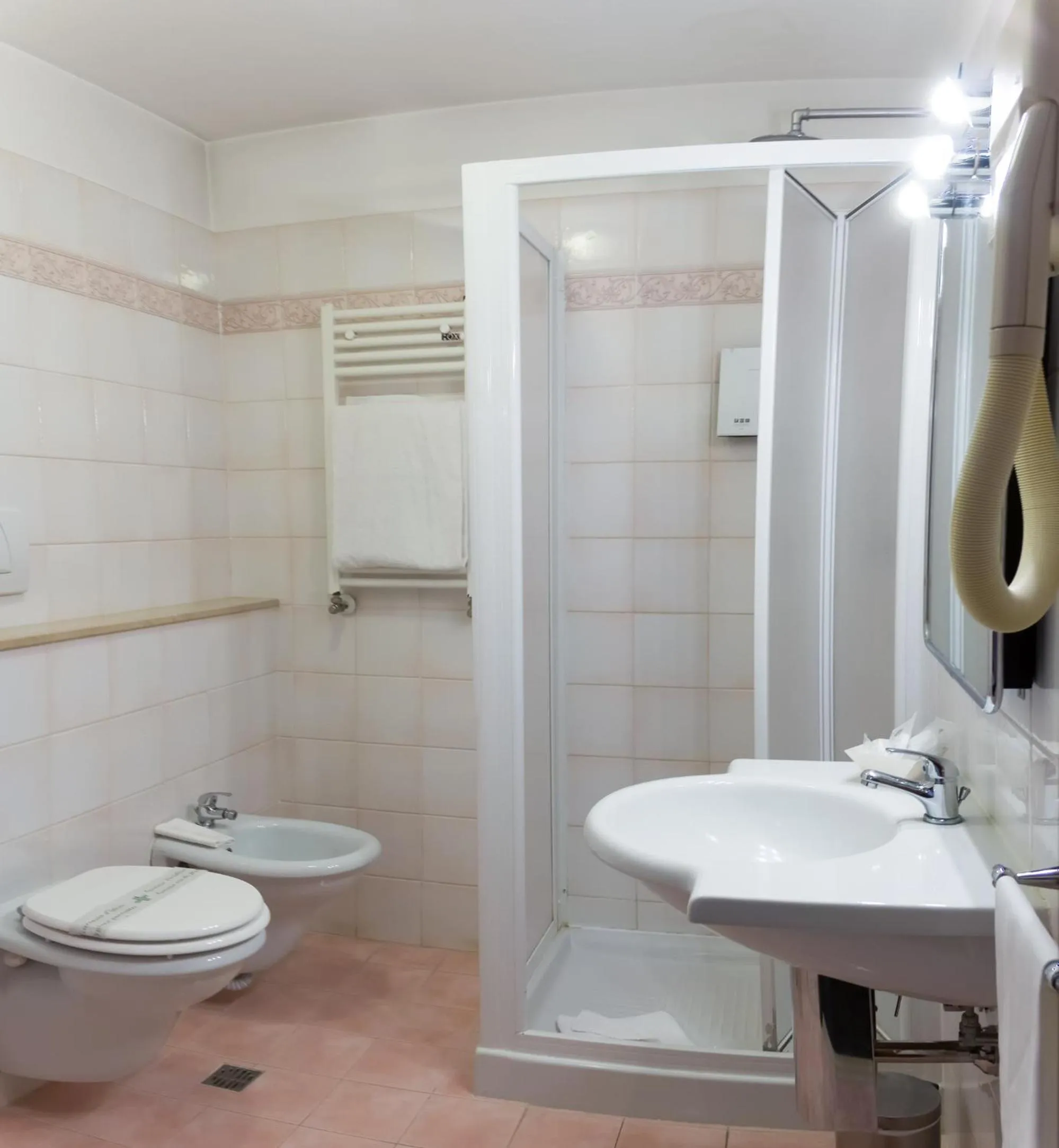 Toilet in Excel Hotel Roma Ciampino