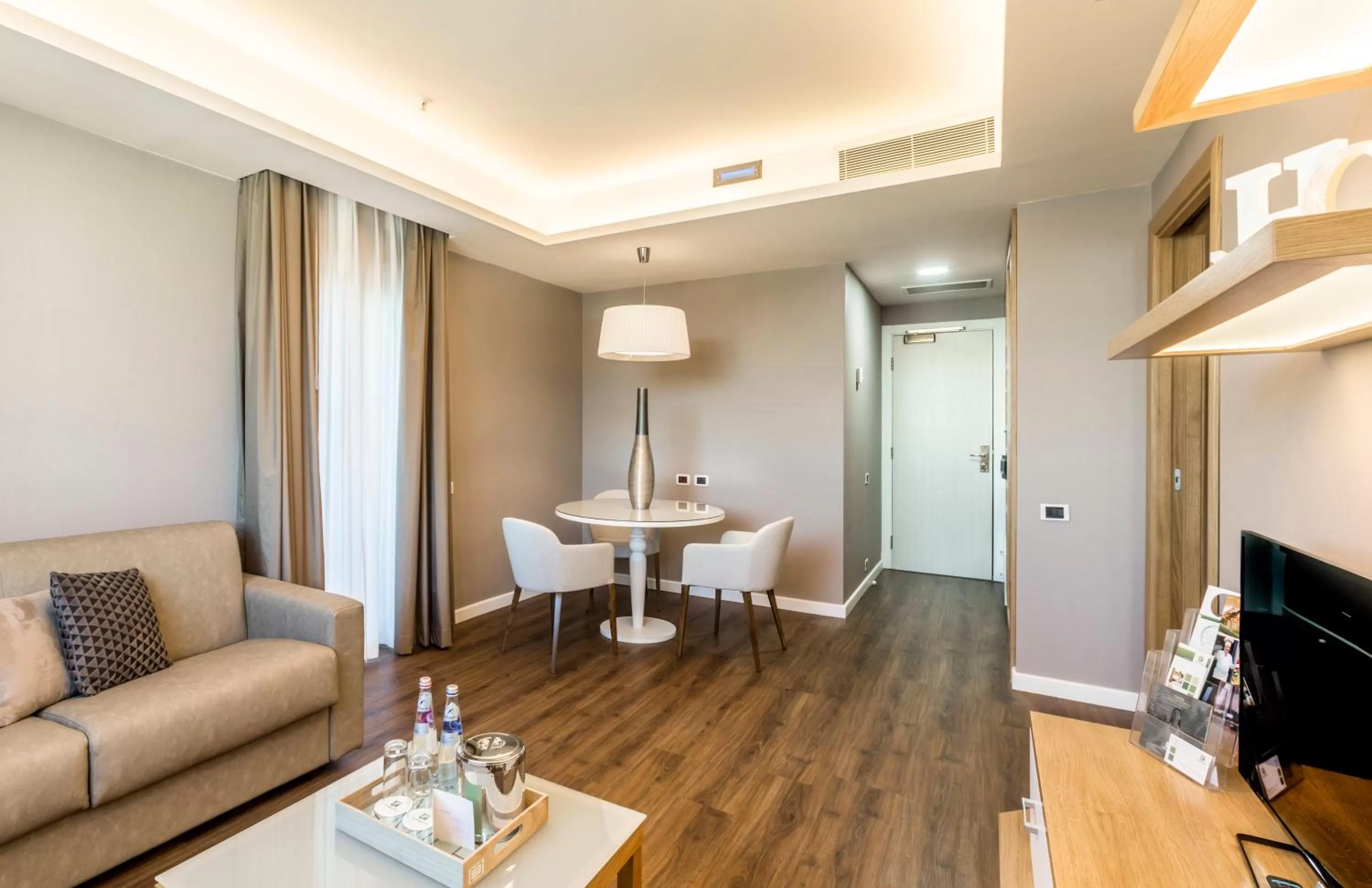 Photo of the whole room in Holiday Inn Naples by IHG