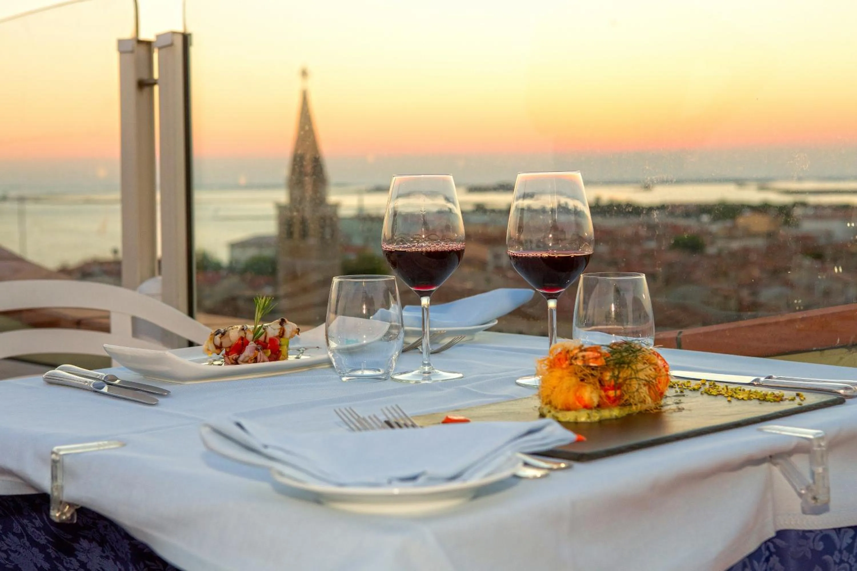 Restaurant/places to eat in Grand Hotel Astoria