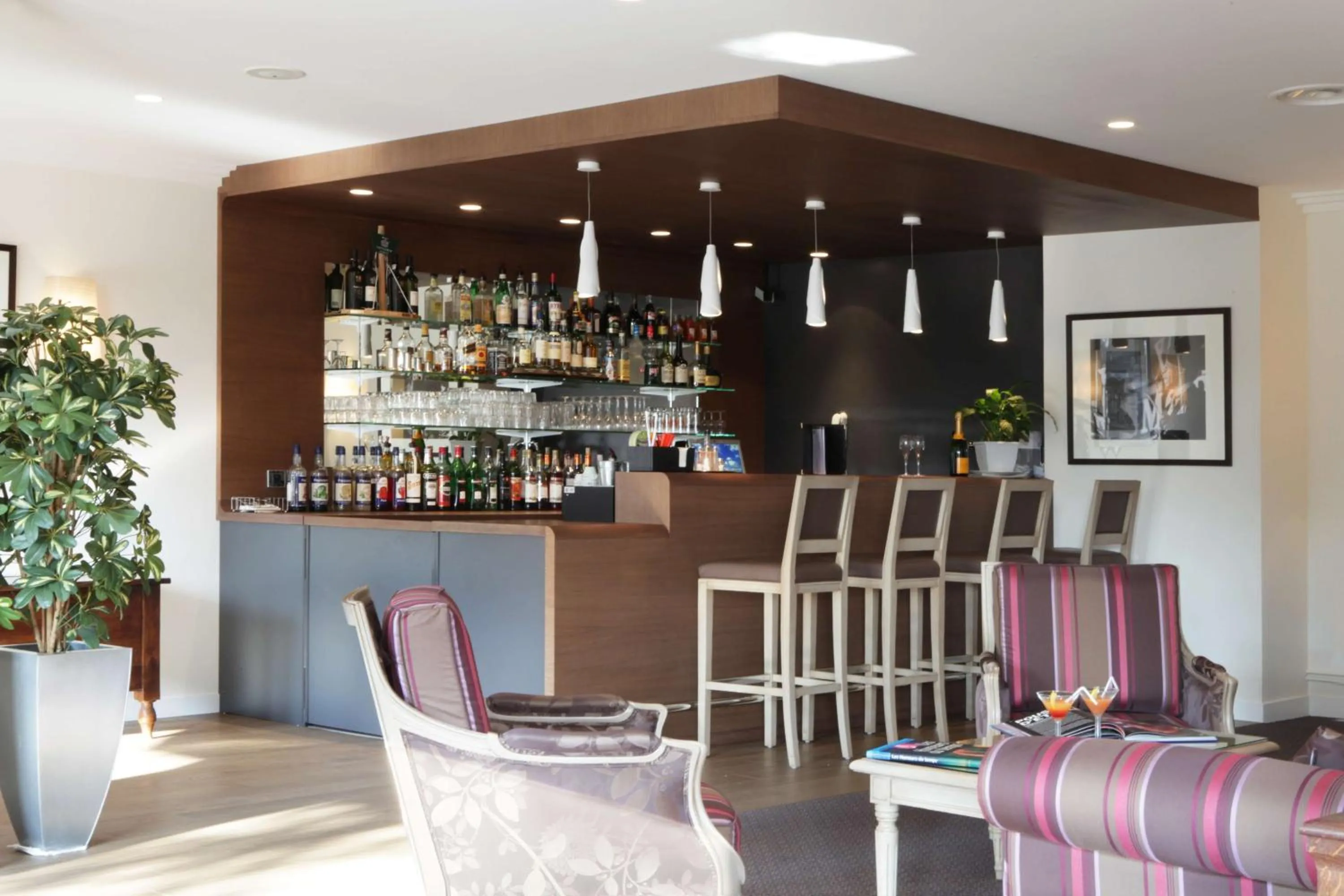Lounge or bar in Best Western Plus Hostellerie Du Vallon