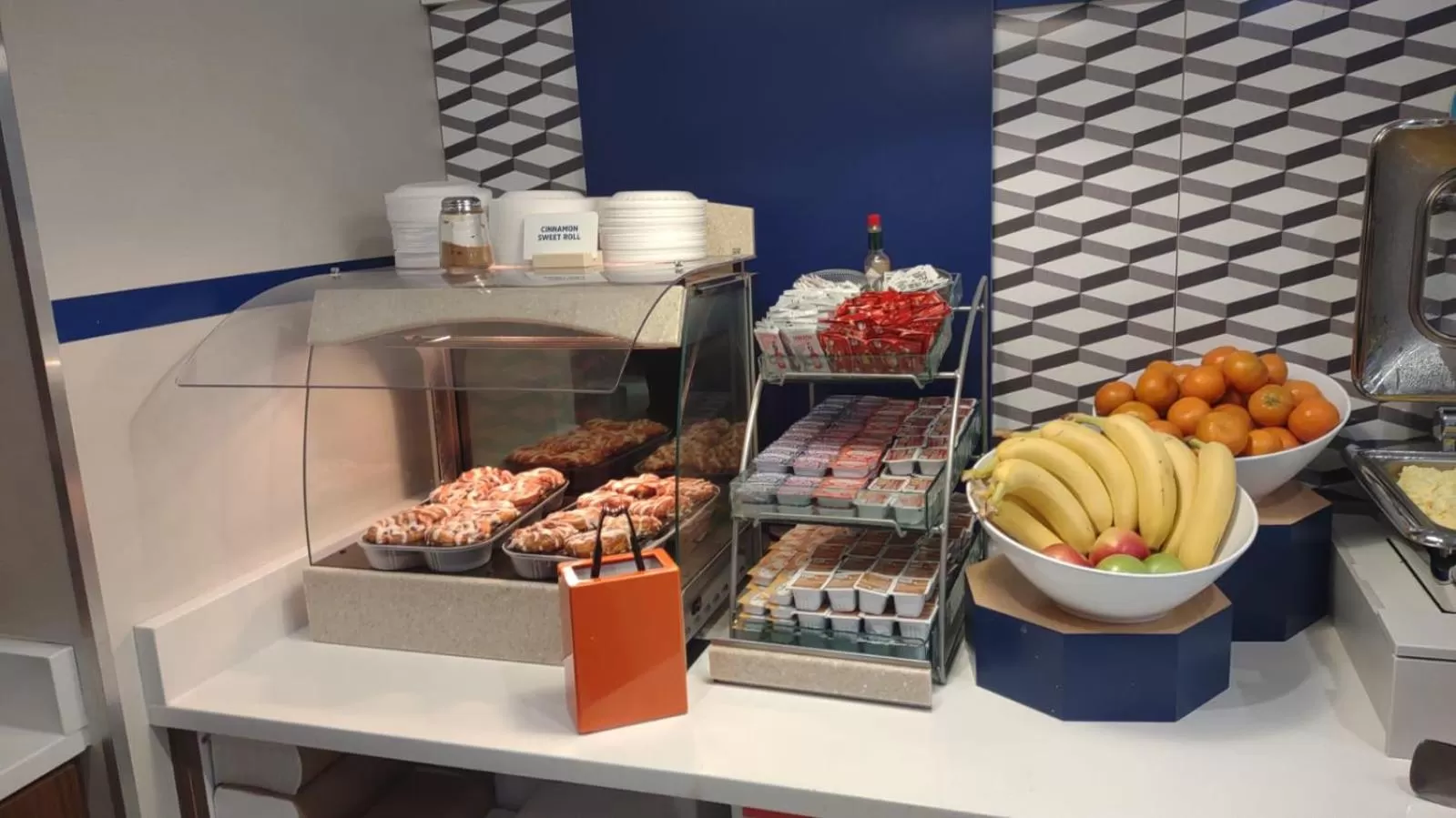 Food in Holiday Inn Express & Suites Chicago West - St Charles by IHG