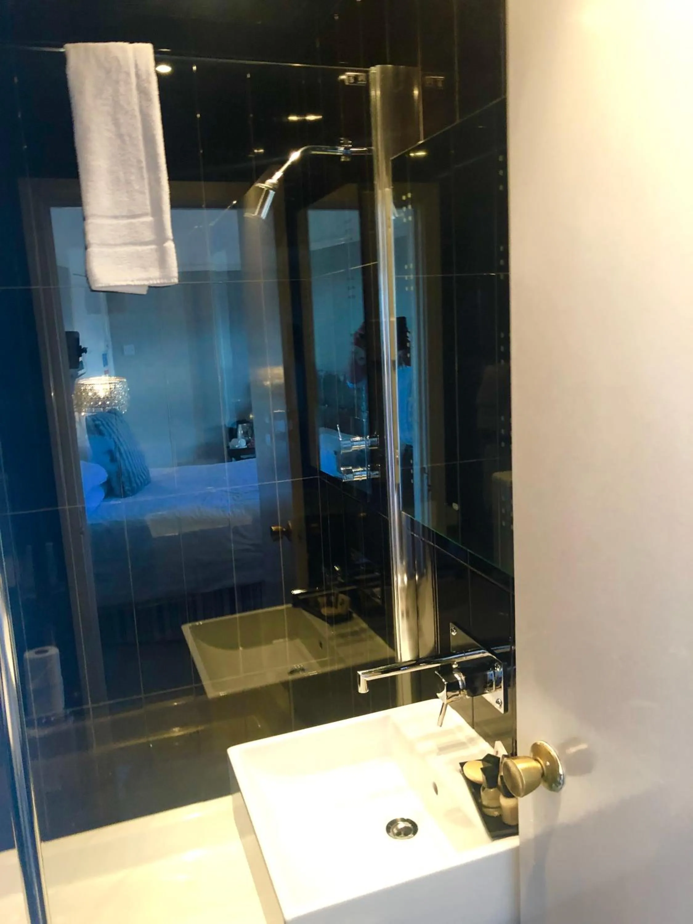 Shower in The Lilly Restaurant With Rooms