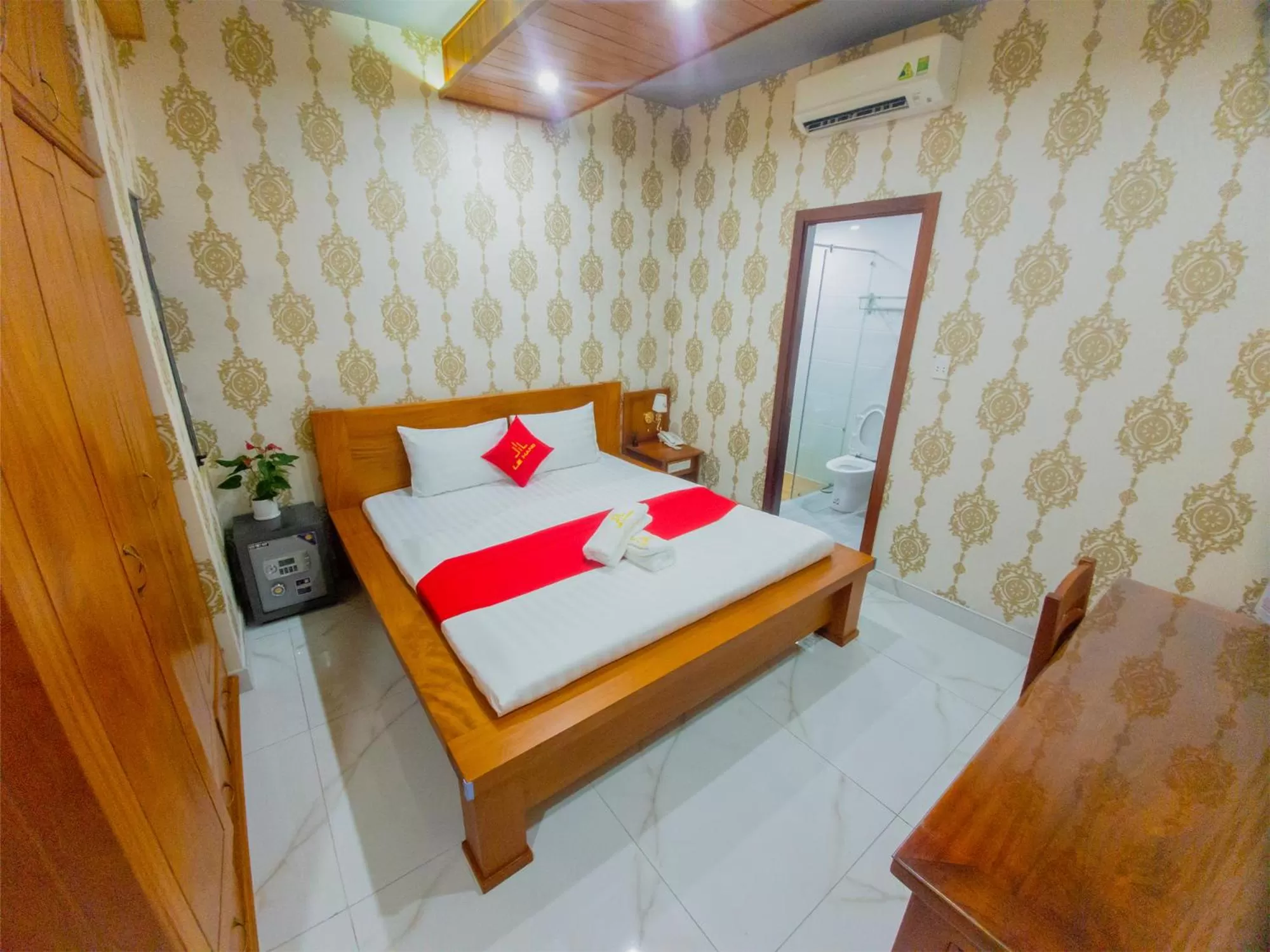 Toilet, Bed in LEHA Saigon Hotel Airport