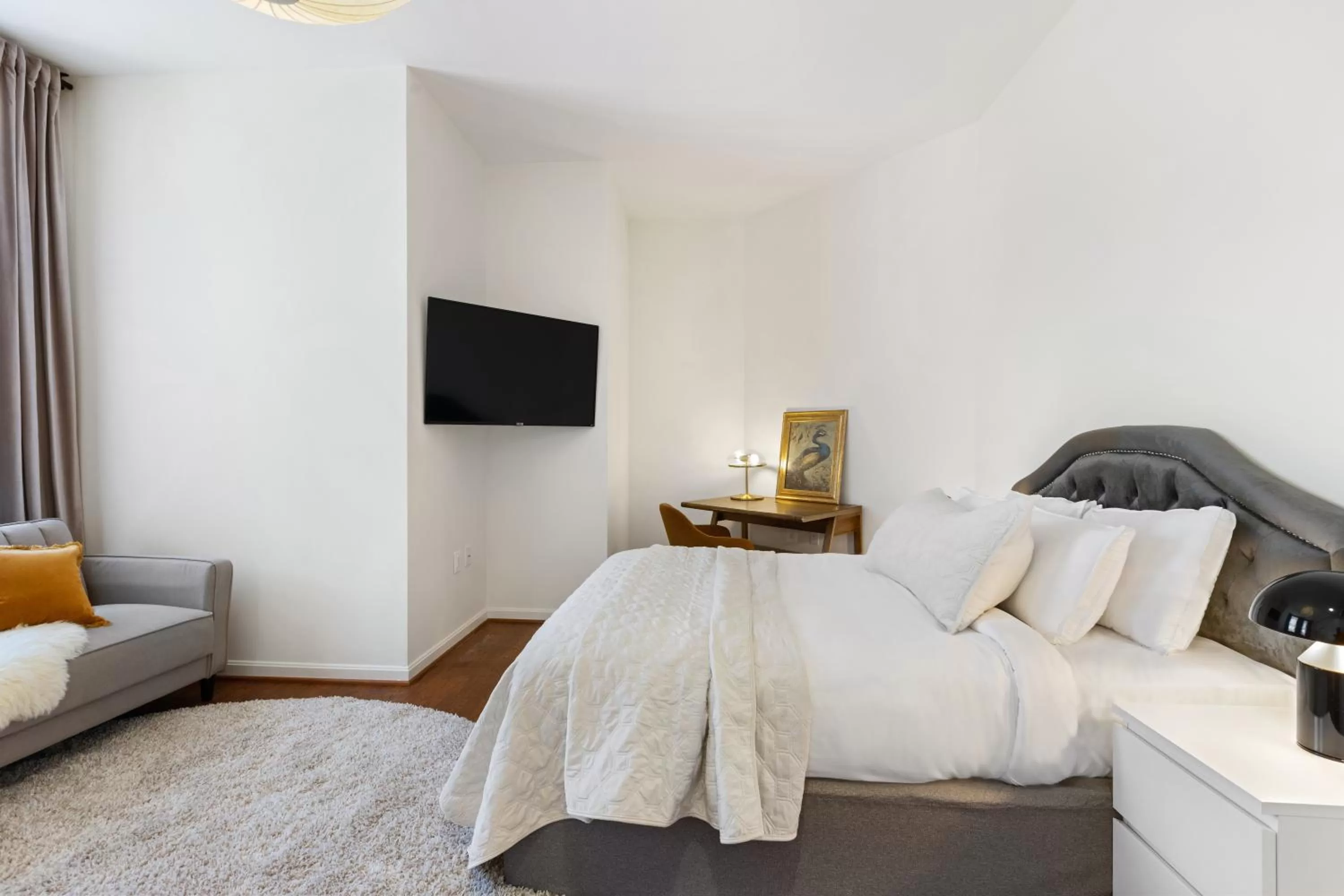 Communal lounge/ TV room, Bed in Brexton Hotel