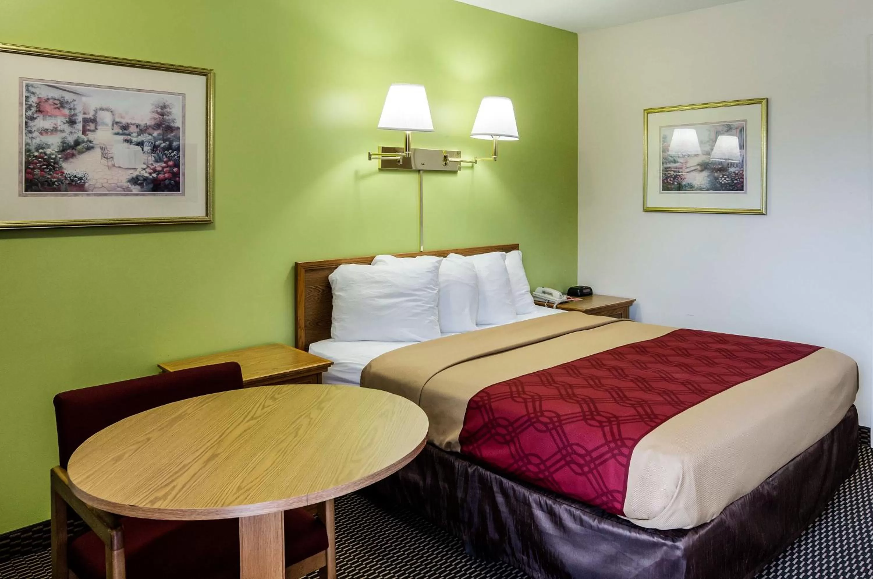 Bed in Econo Lodge Lawrence near University