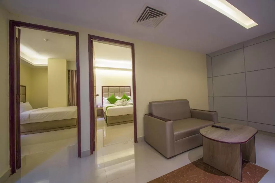 Living room, Bed in Hotel Mira Garden