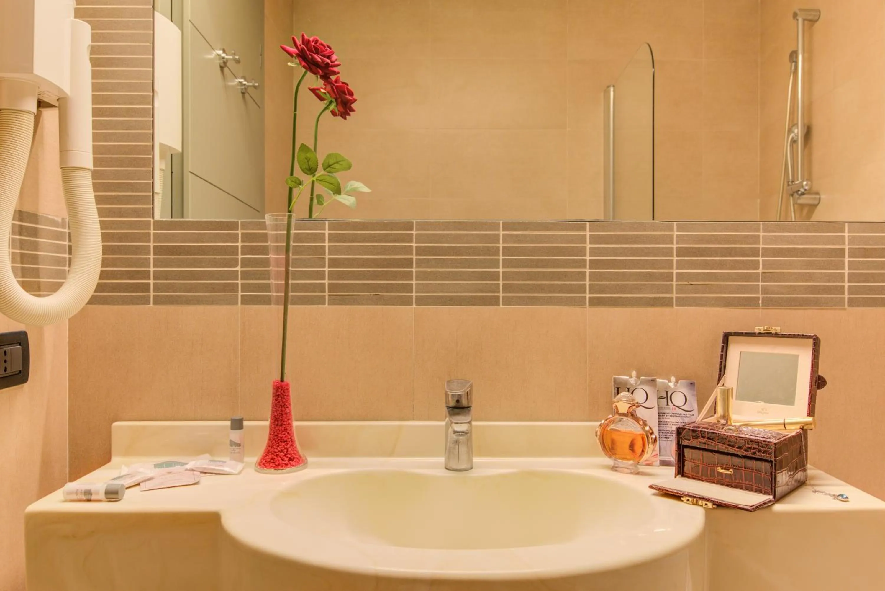 Bathroom in Ardeatina Park Hotel