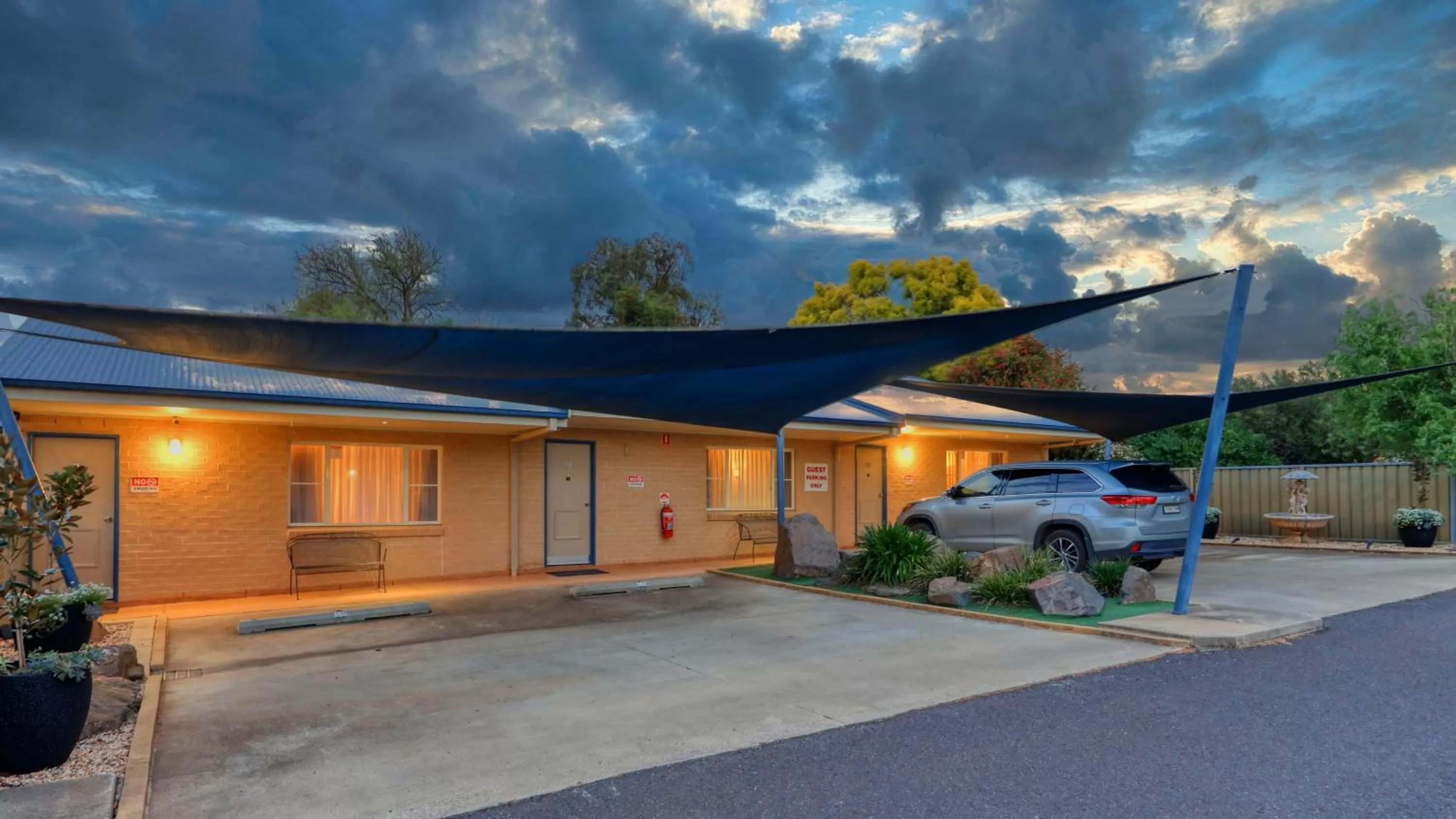 Parking in Edward Parry Motel and Apartments