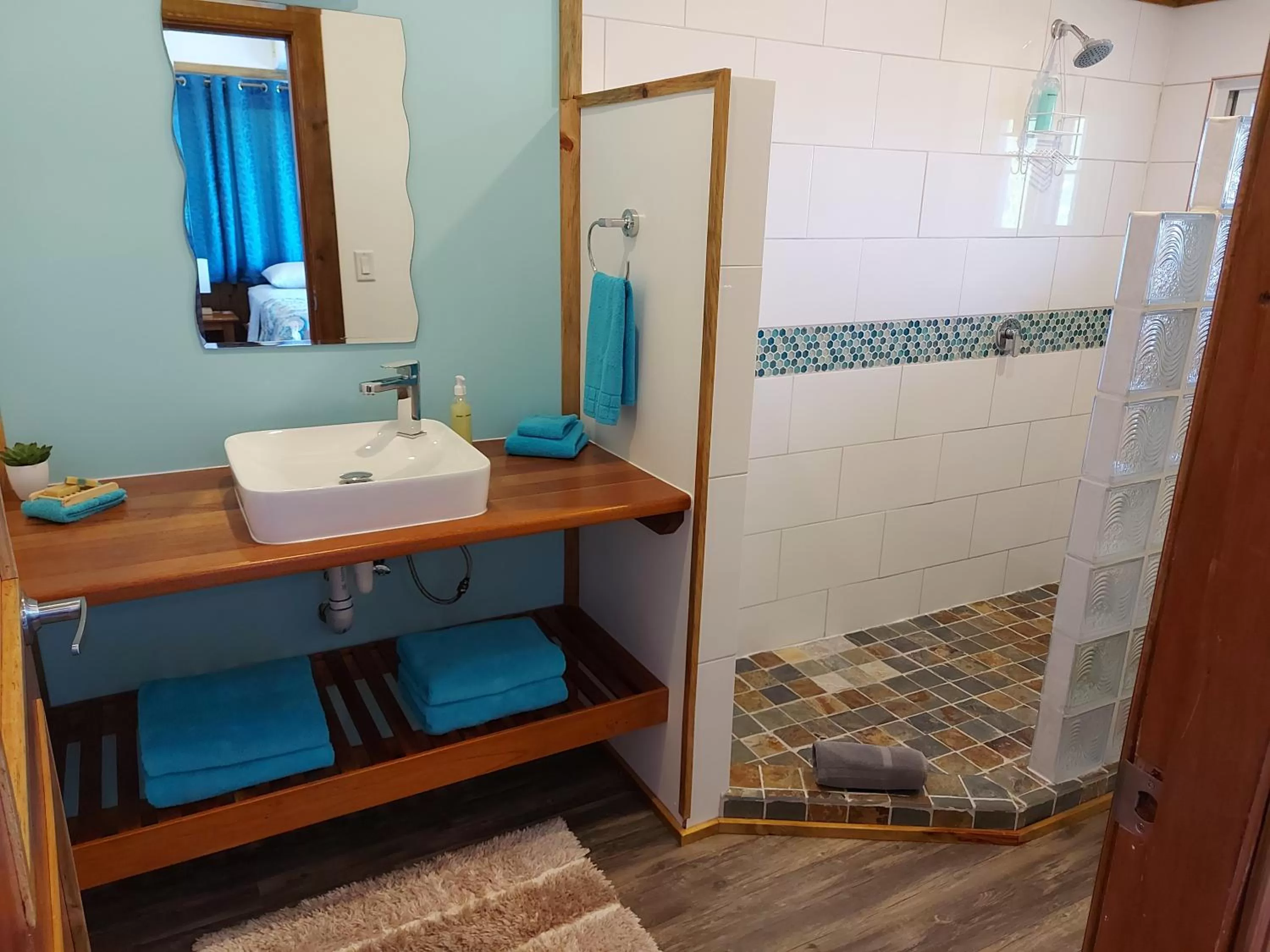 Bathroom in The Sunsetter Bed & Breakfast