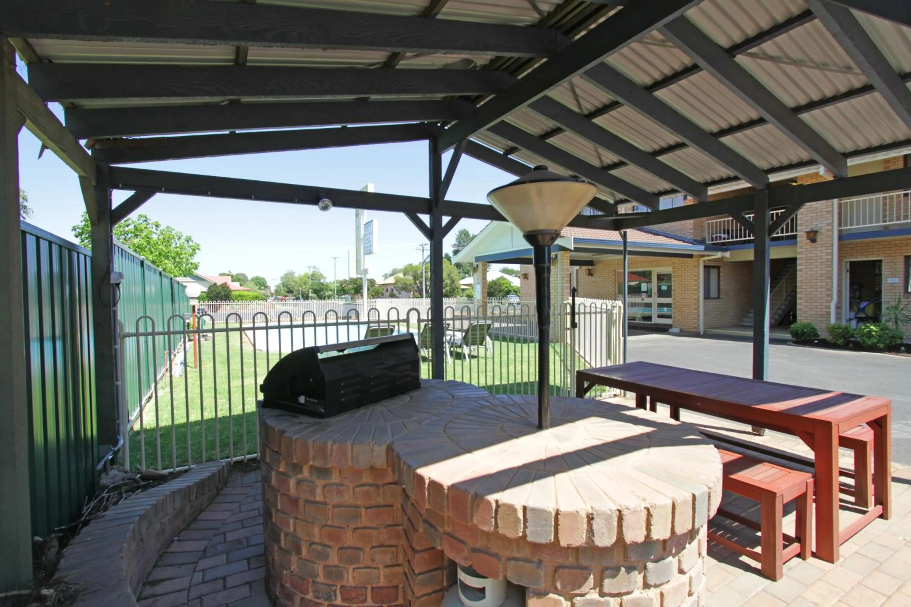 BBQ facilities in Atlas Motel