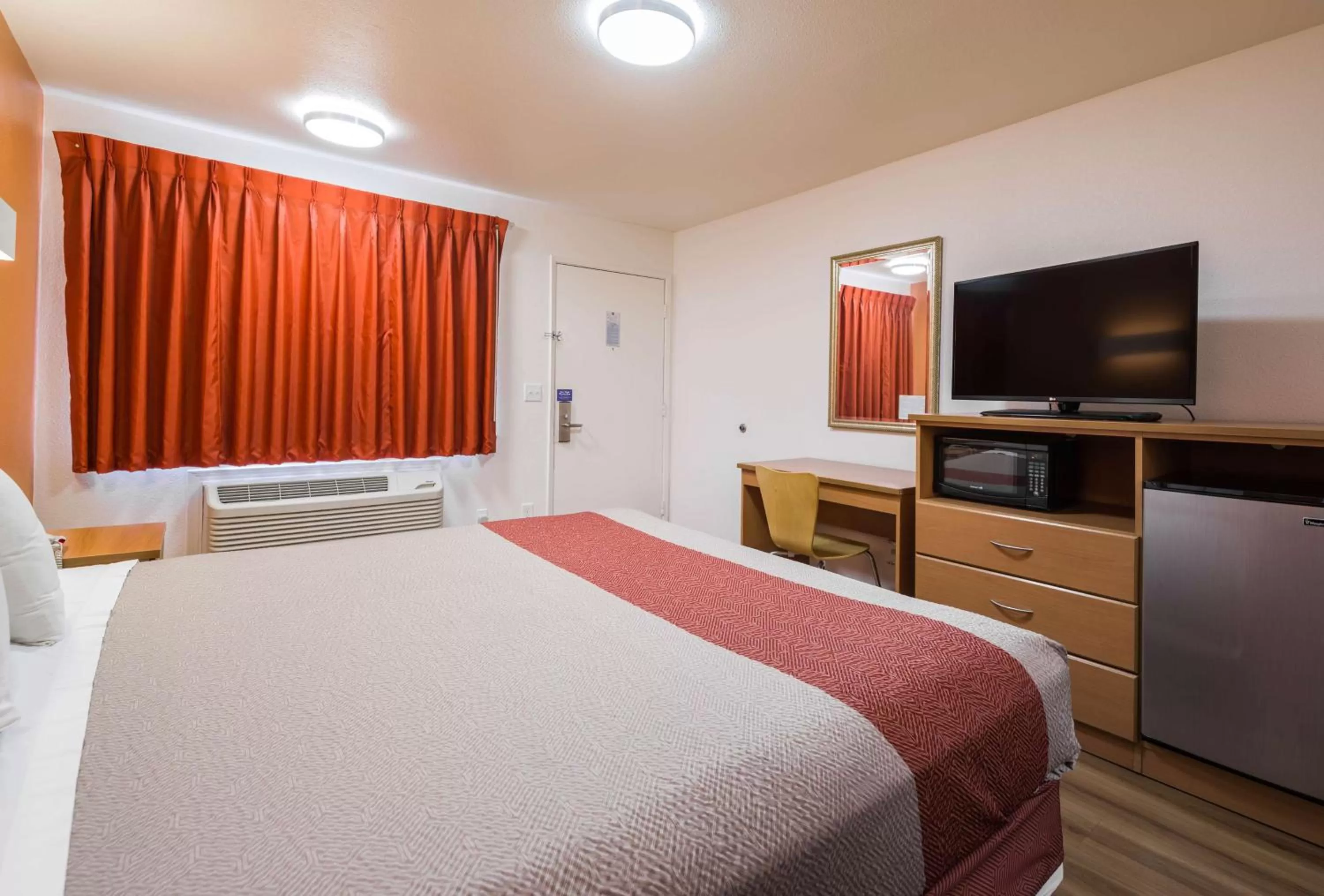 TV and multimedia, Bed in Motel 6-Concord, CA