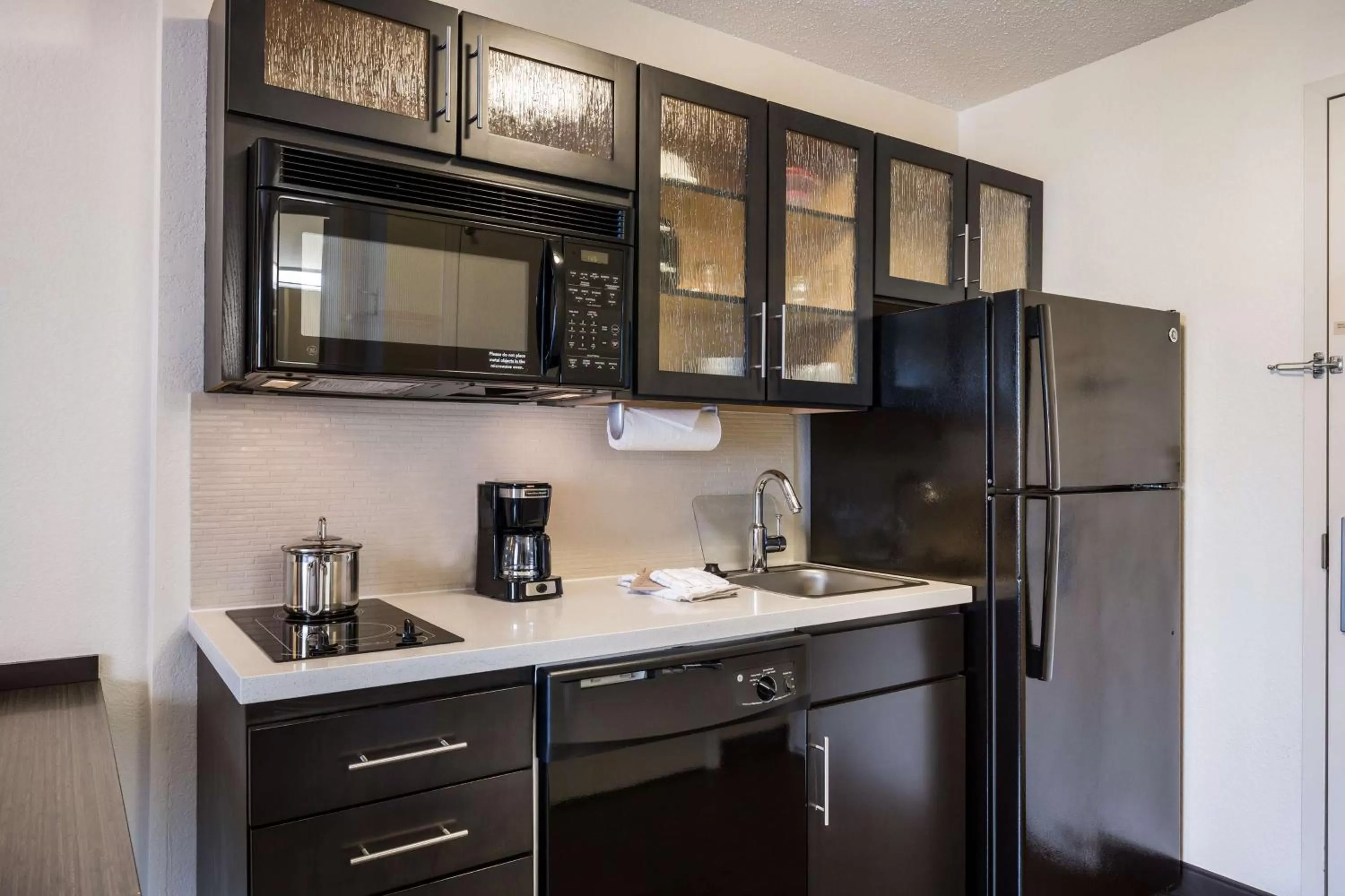 Kitchen or kitchenette in Sonesta Simply Suites Boston Braintree
