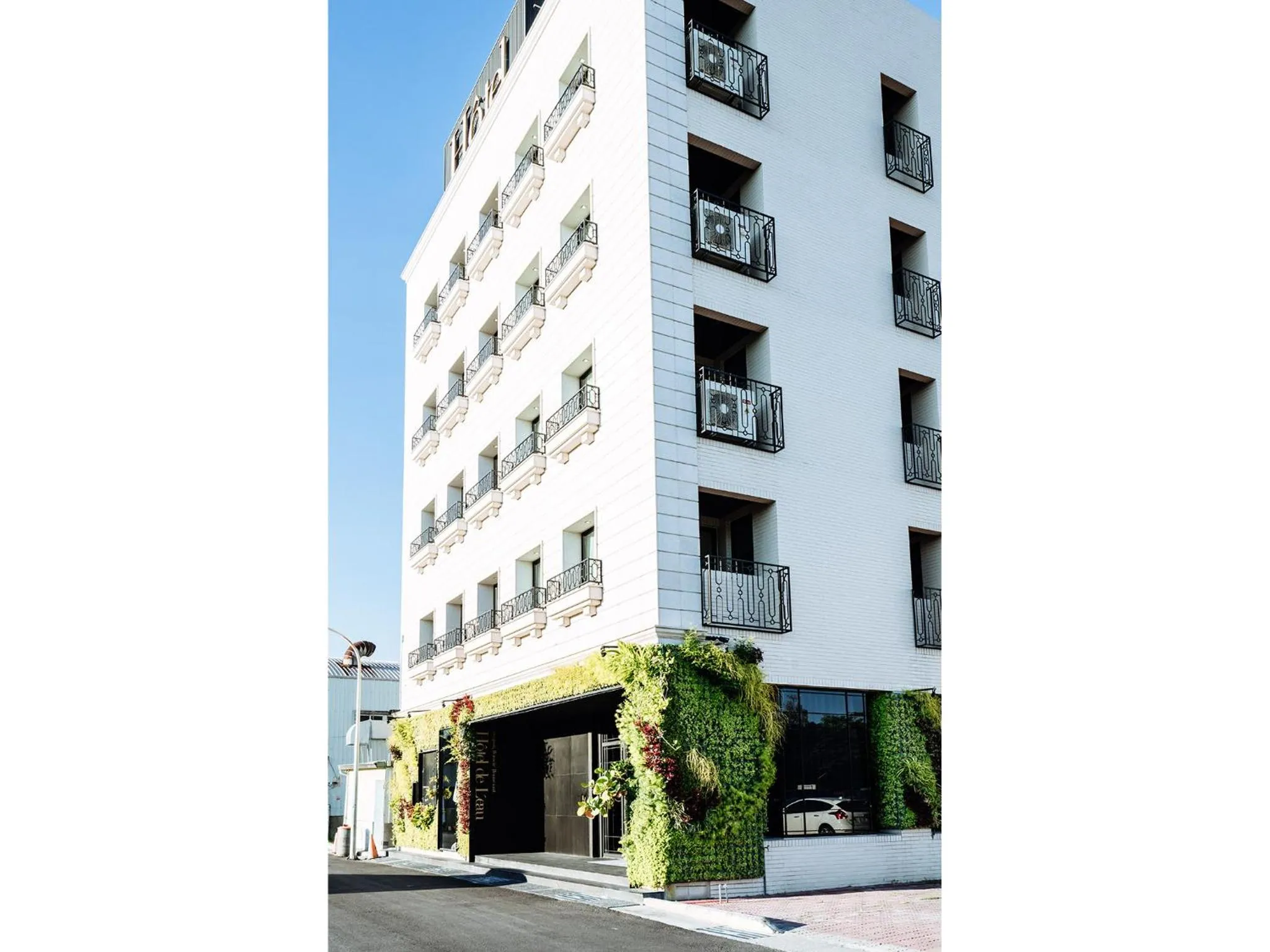 Property building in Hôtel de Ľeau