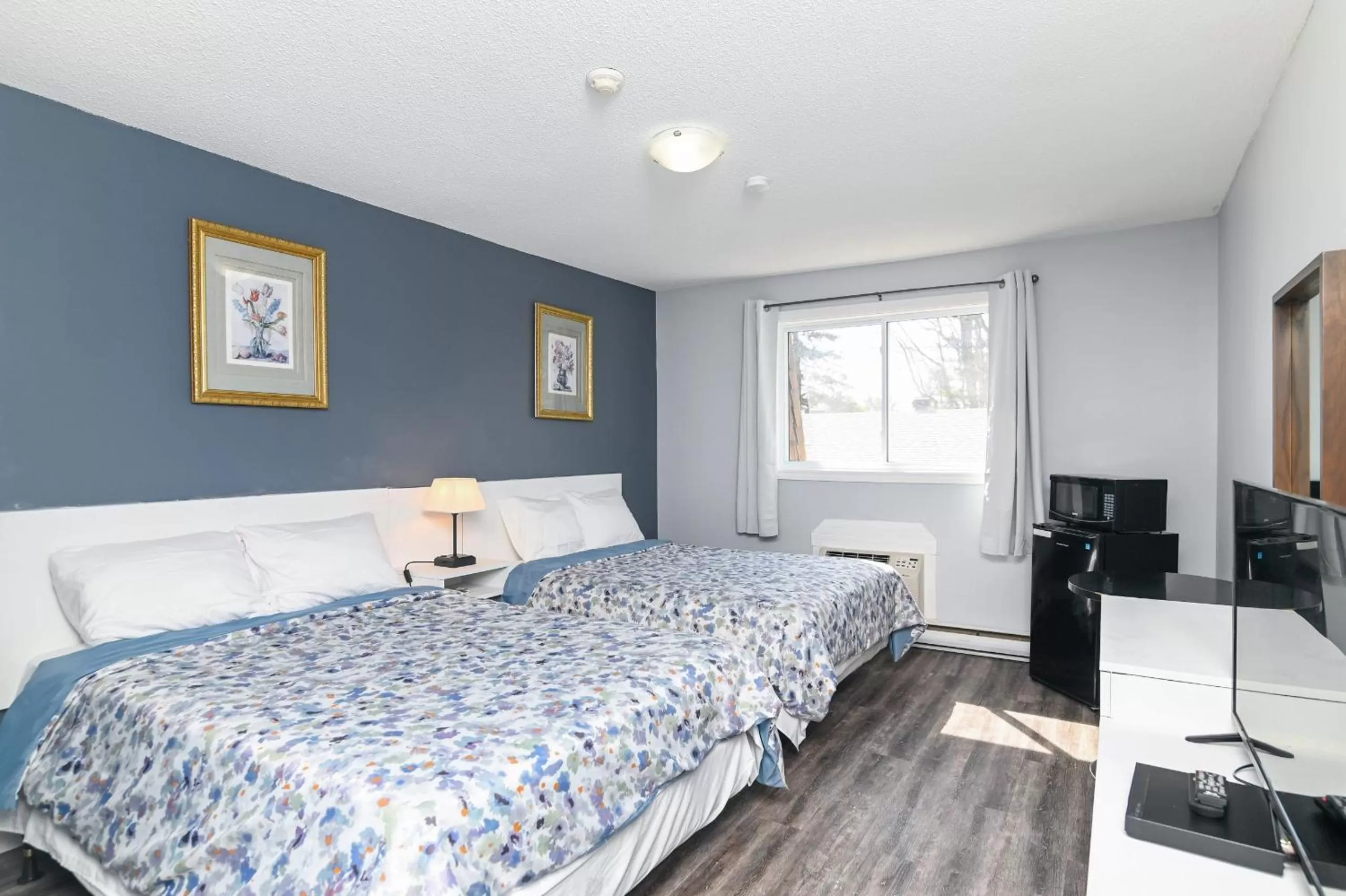 Bedroom, Bed in Lakeside Inn