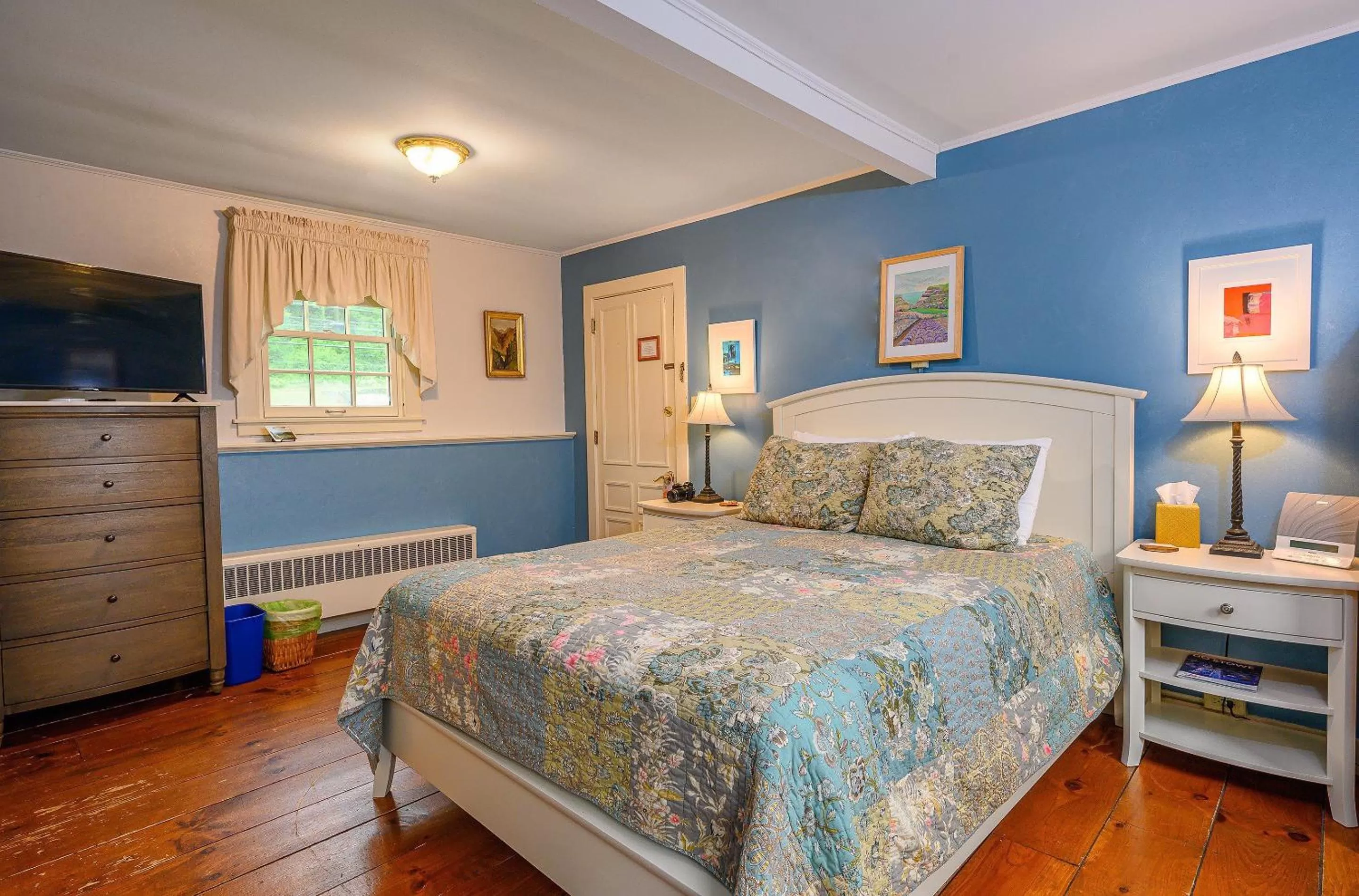 Photo of the whole room, Bed in Brass Lantern Inn