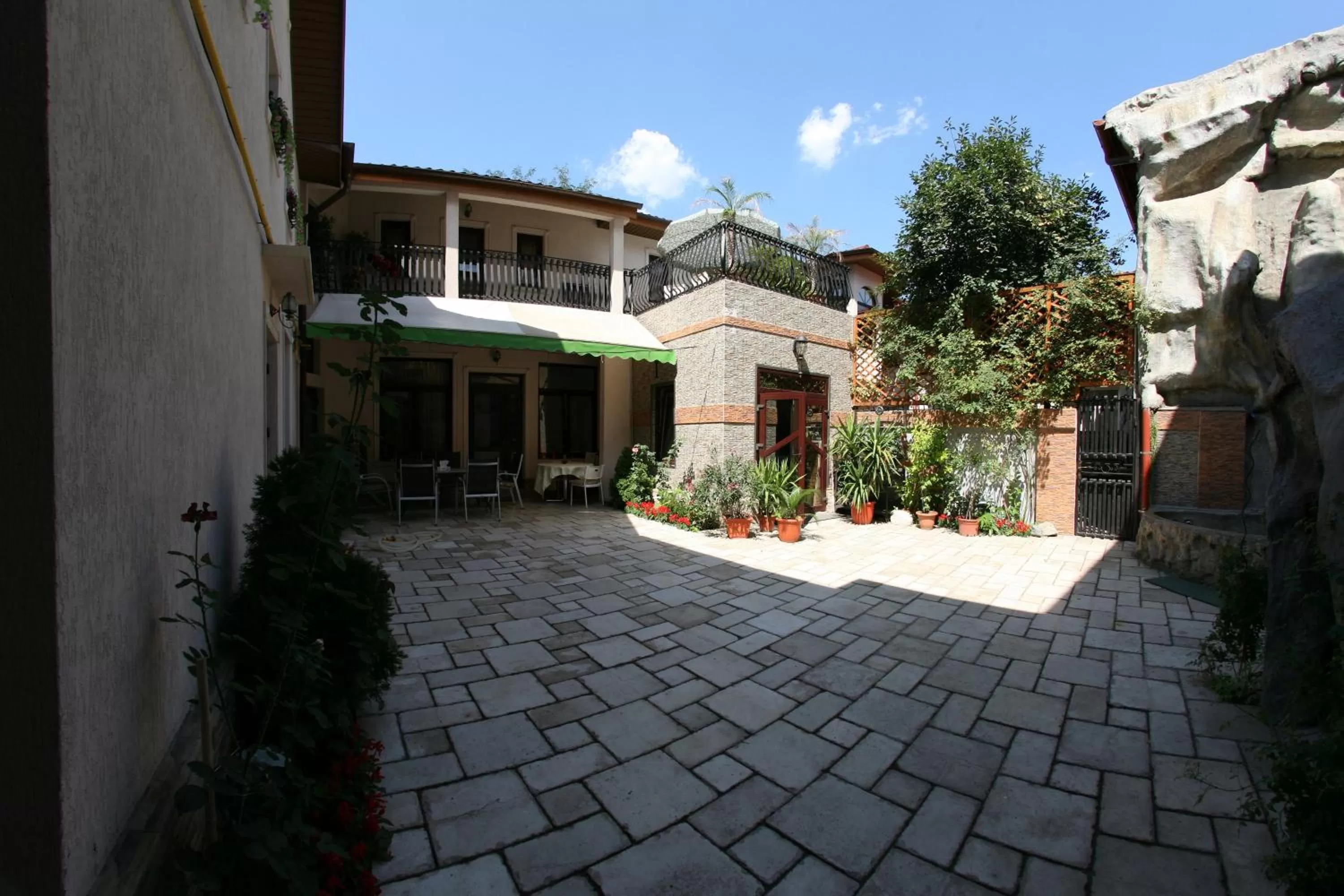 Facade/entrance, Property Building in City Garden Rooms and Apartments