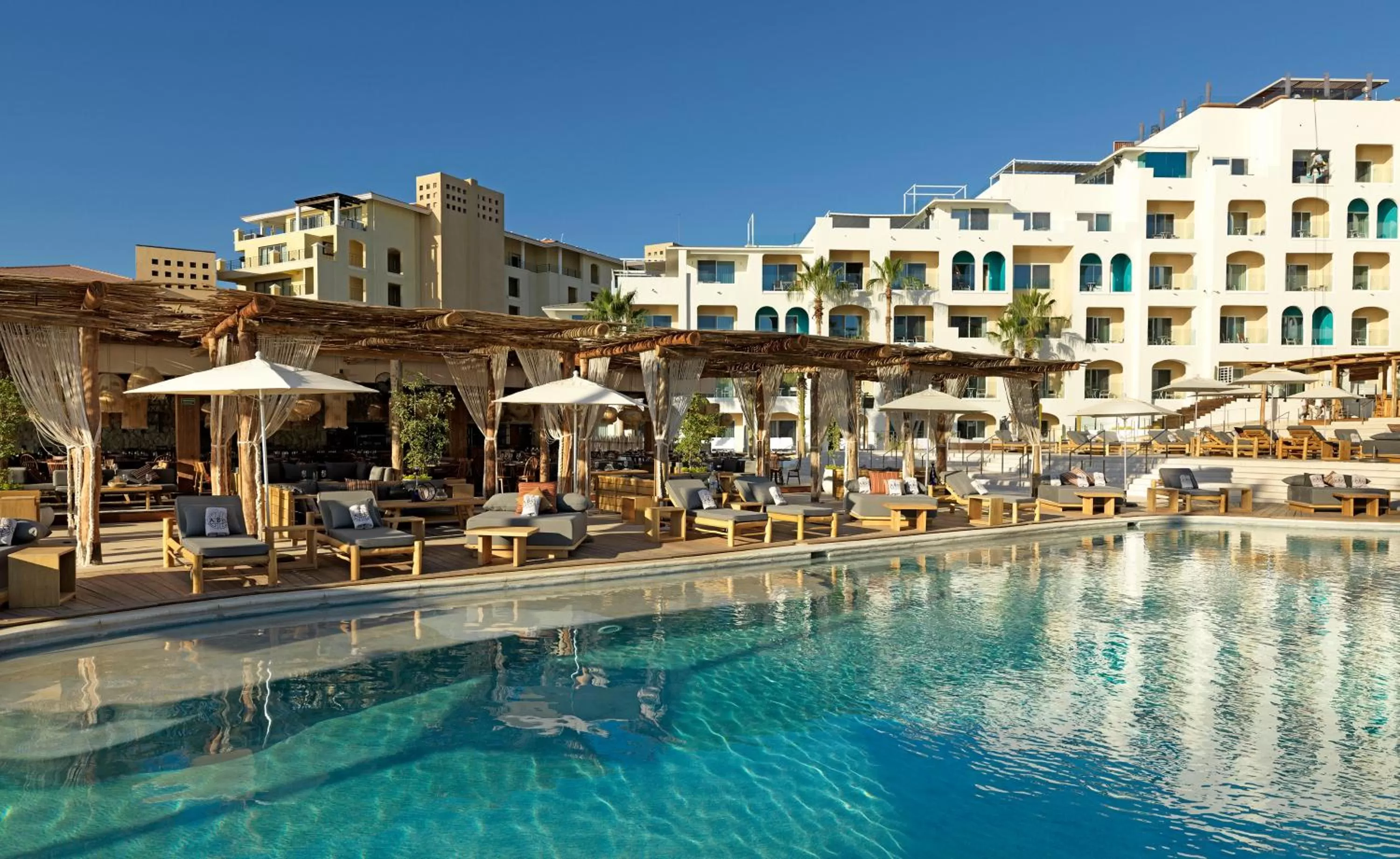 Swimming pool in ME Cabo by Meliá