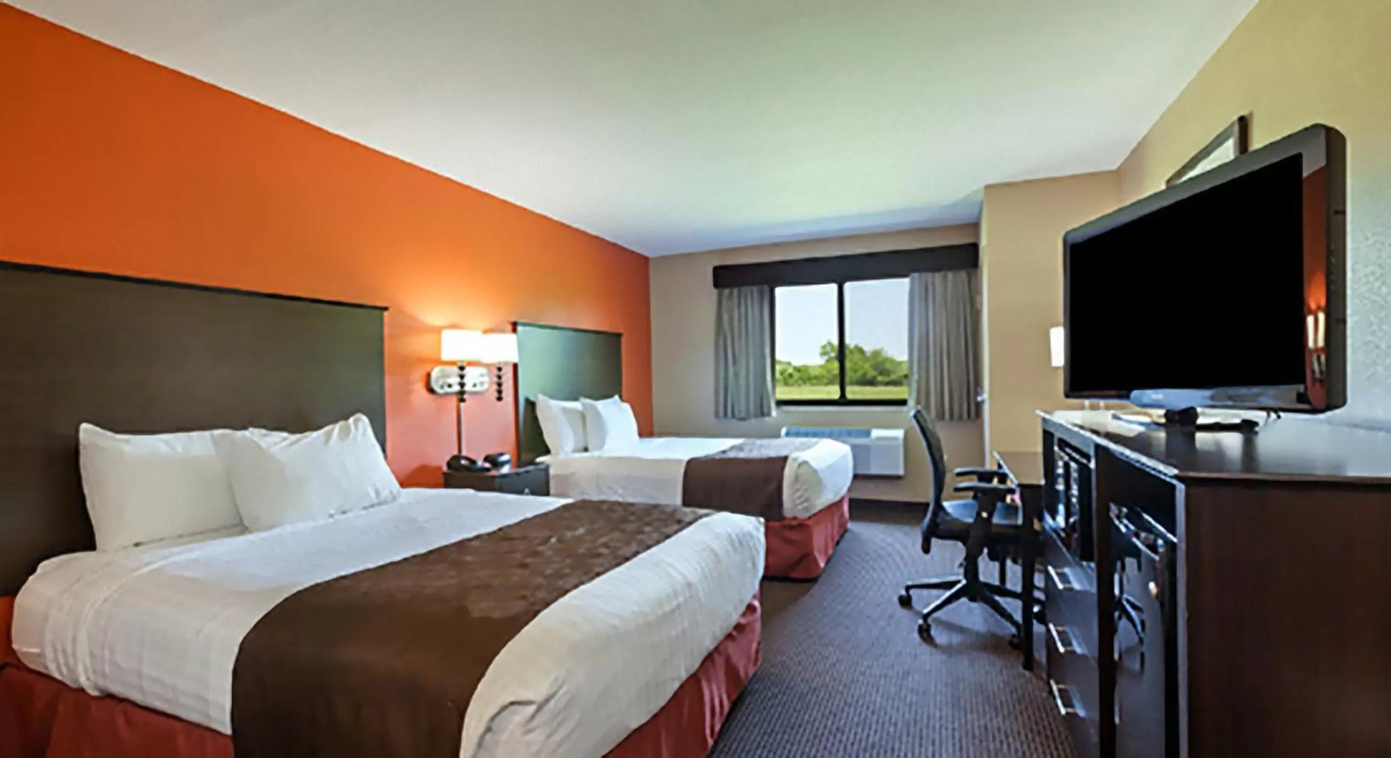 TV and multimedia, Bed in AmericInn by Wyndham Algona