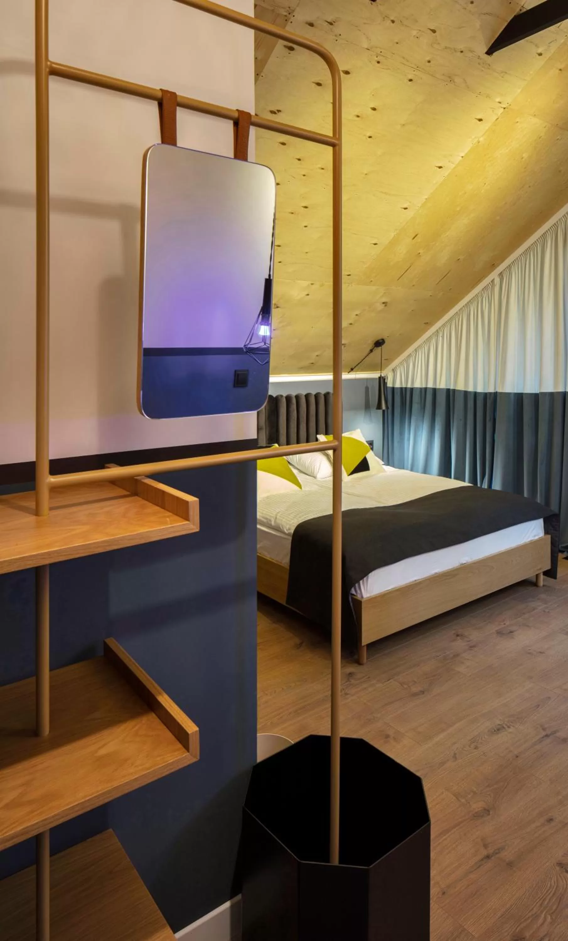 Bed, TV/Entertainment Center in Major's House Hotel