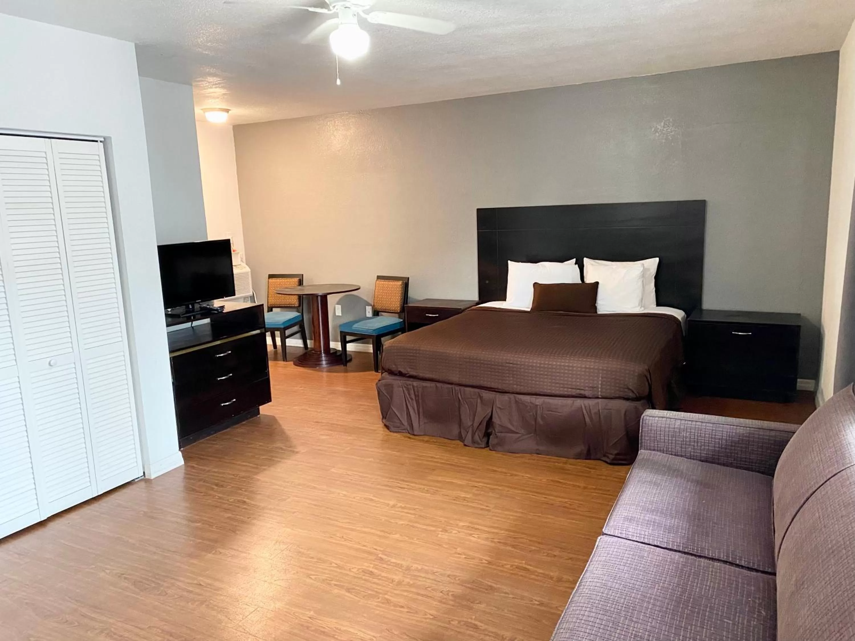 Photo of the whole room, Bed in Tarpon Inn