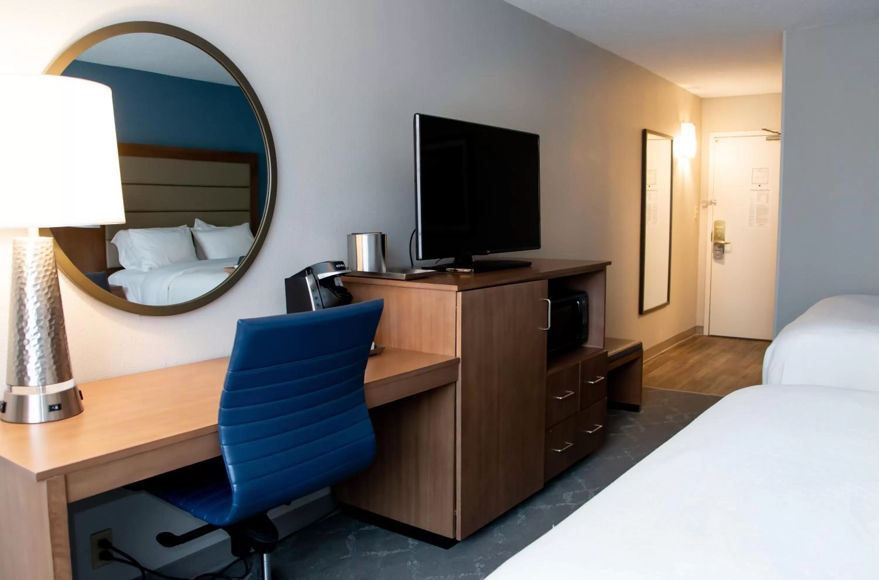 Communal lounge/ TV room, Bed in Radisson Hotel and Conference Center Fond du Lac