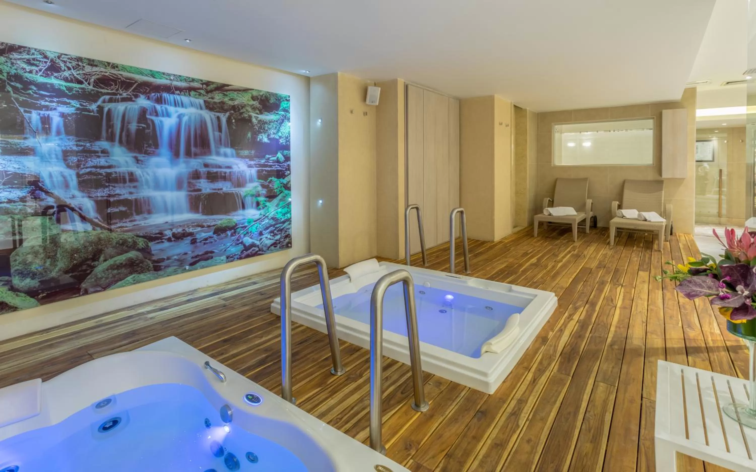 Hot Tub in GHL Hotel Capital