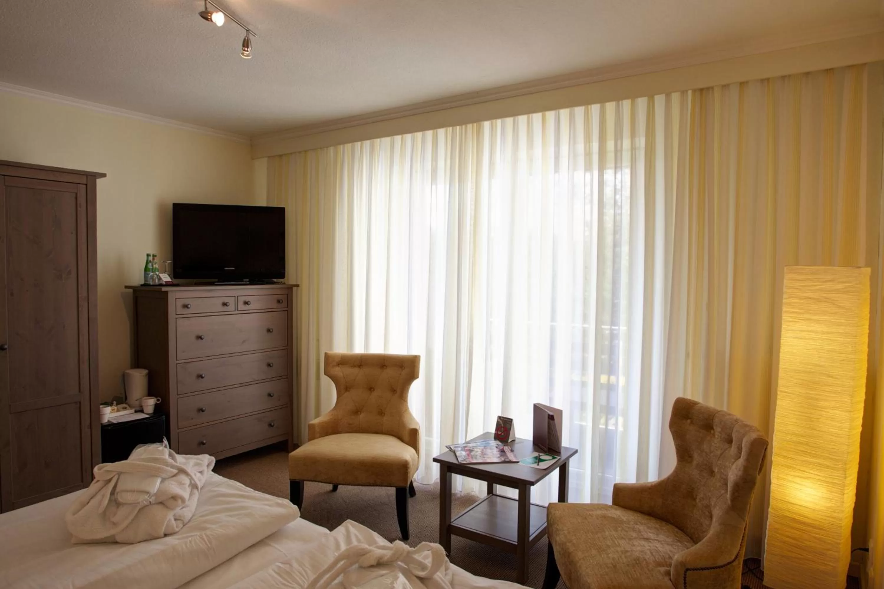 Photo of the whole room, Seating Area in Das Frühstückshotel Sankt Peter-Ording