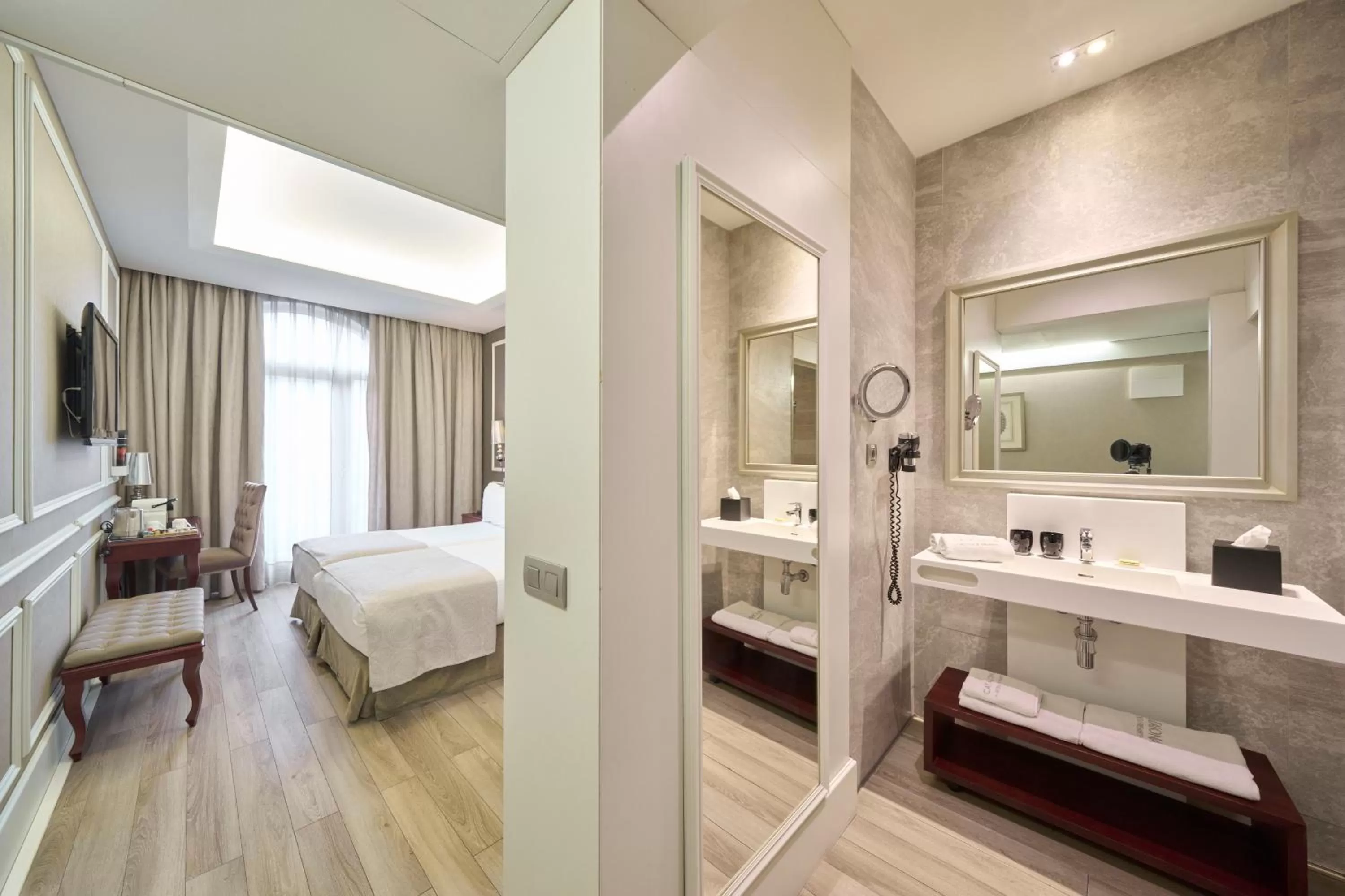 Bathroom, Bed in Catalonia Passeig de Gràcia 4* Sup
