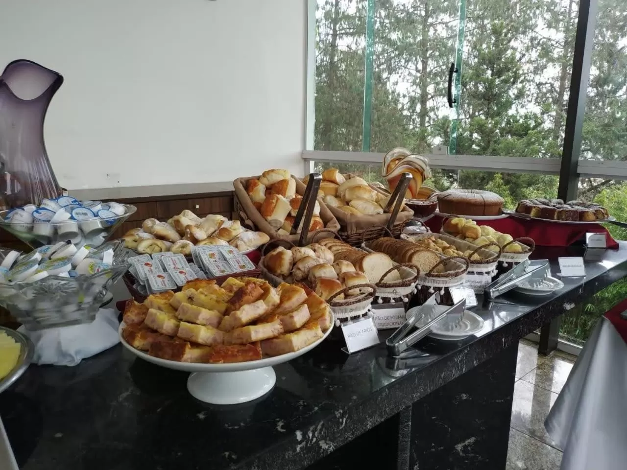 Breakfast in Hotel Dan Inn Campos do Jordão