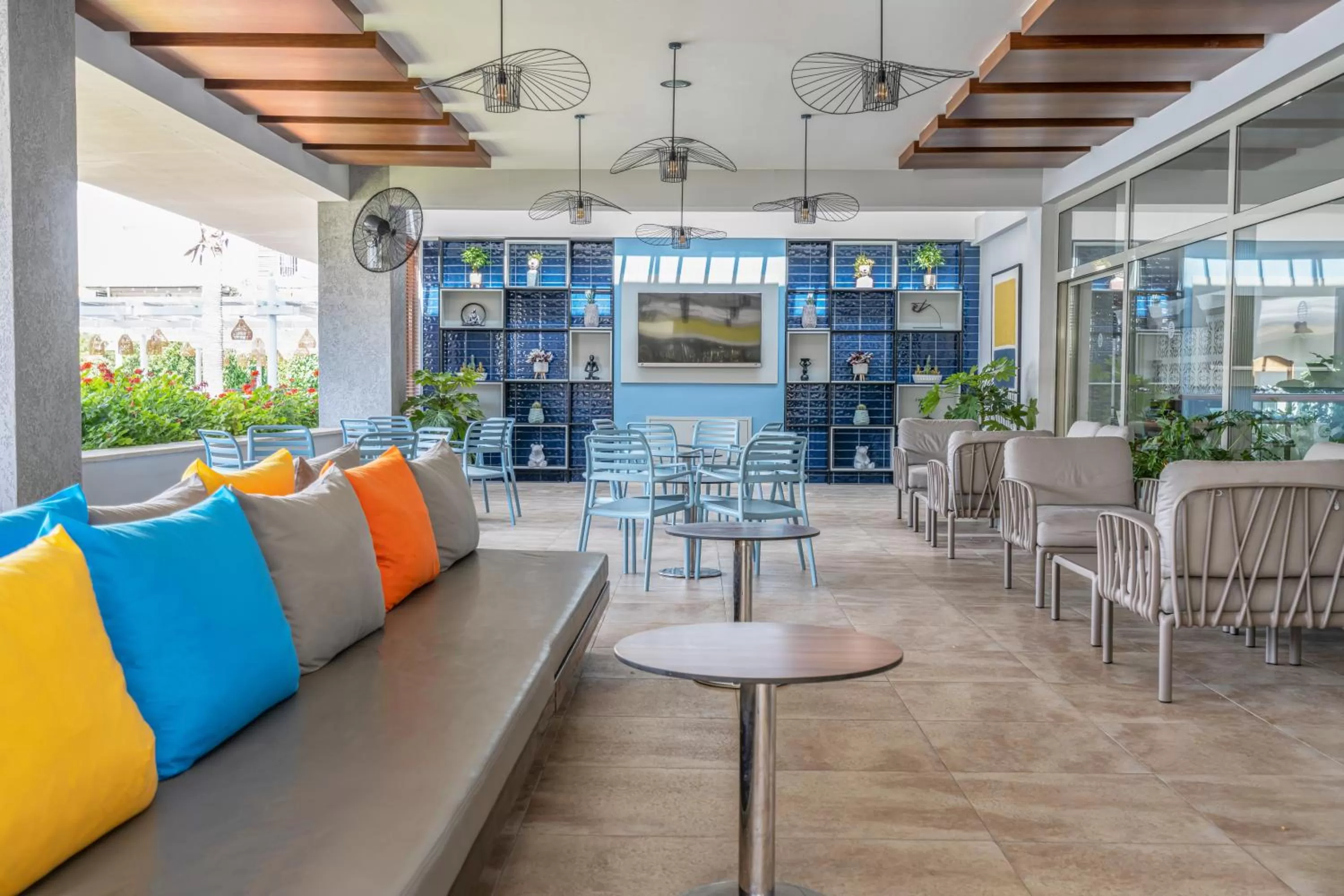 Restaurant/places to eat in Barut B Suites