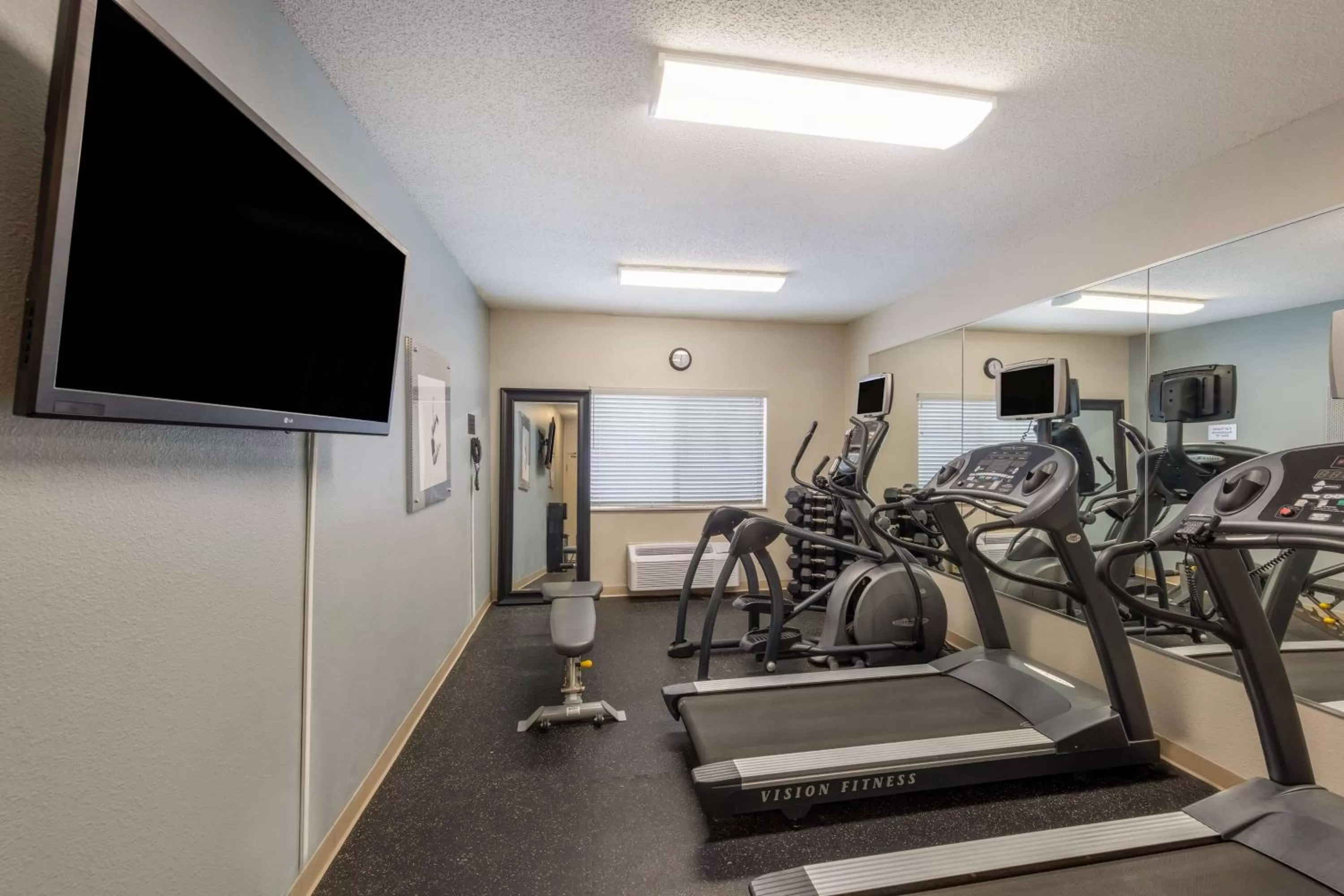 Fitness centre/facilities in AmericInn by Wyndham Duluth