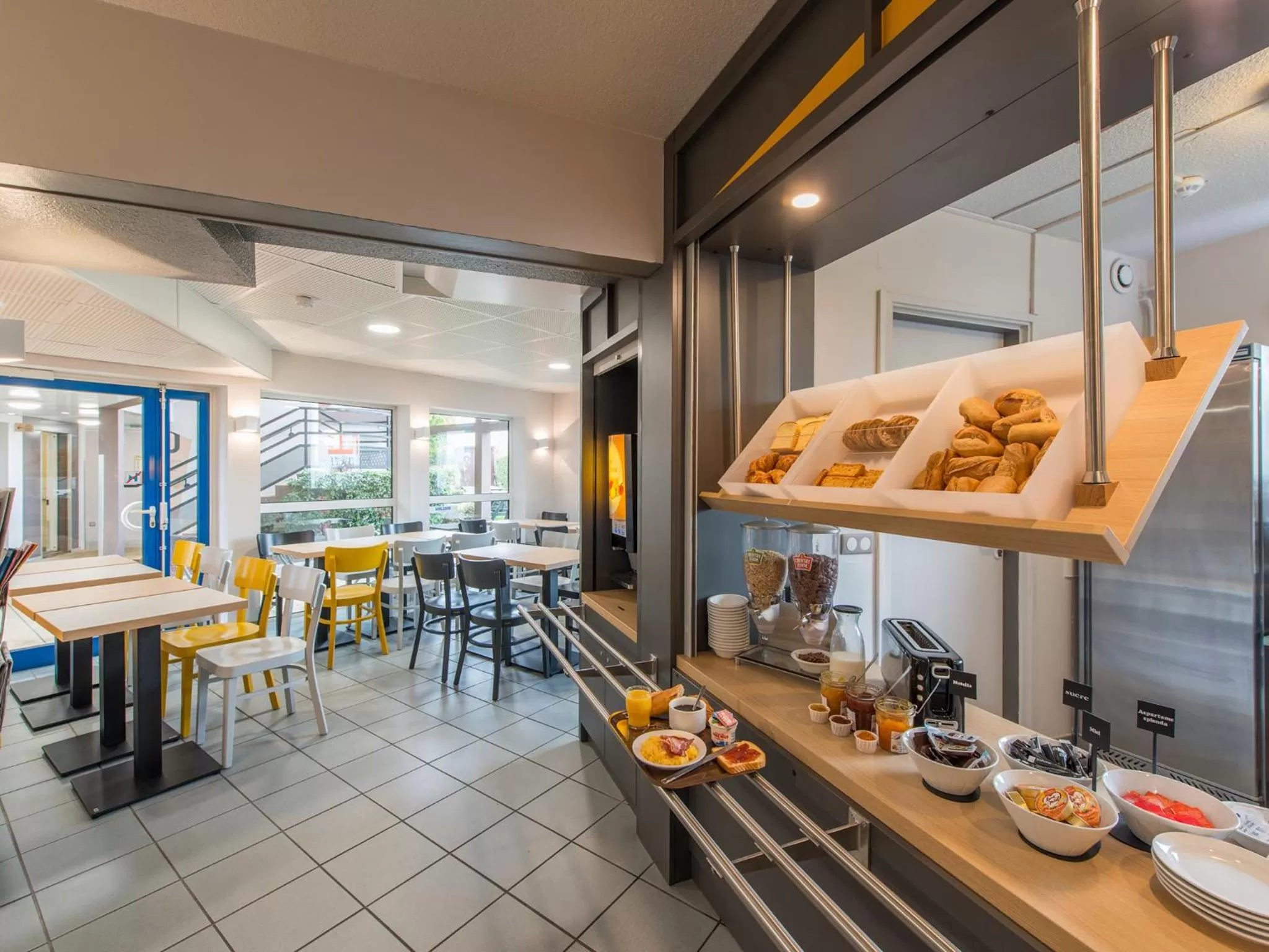 Restaurant/places to eat in B&B HOTEL Blois Sud Vineuil