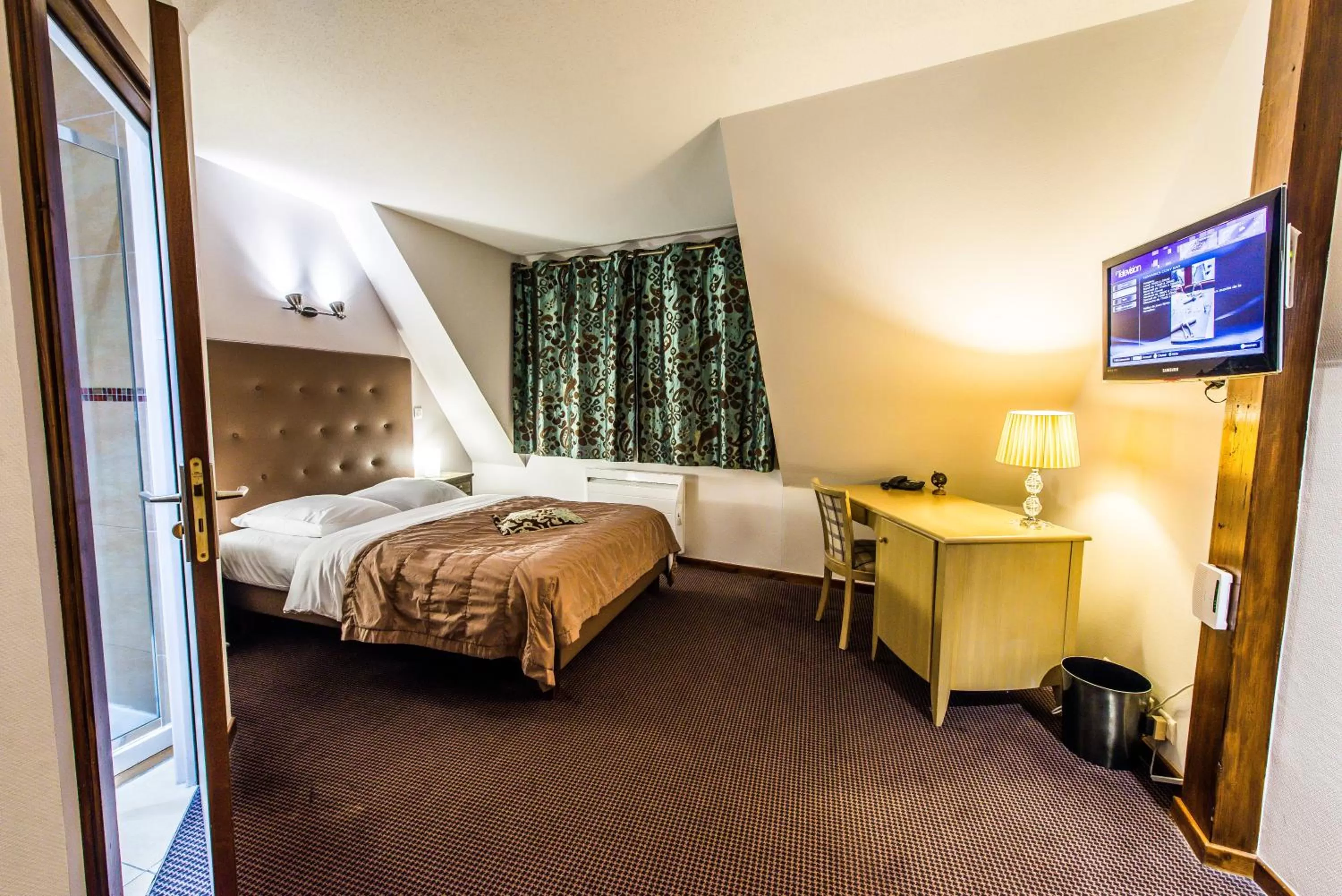 TV and multimedia, Bed in Hôtel Au Lion