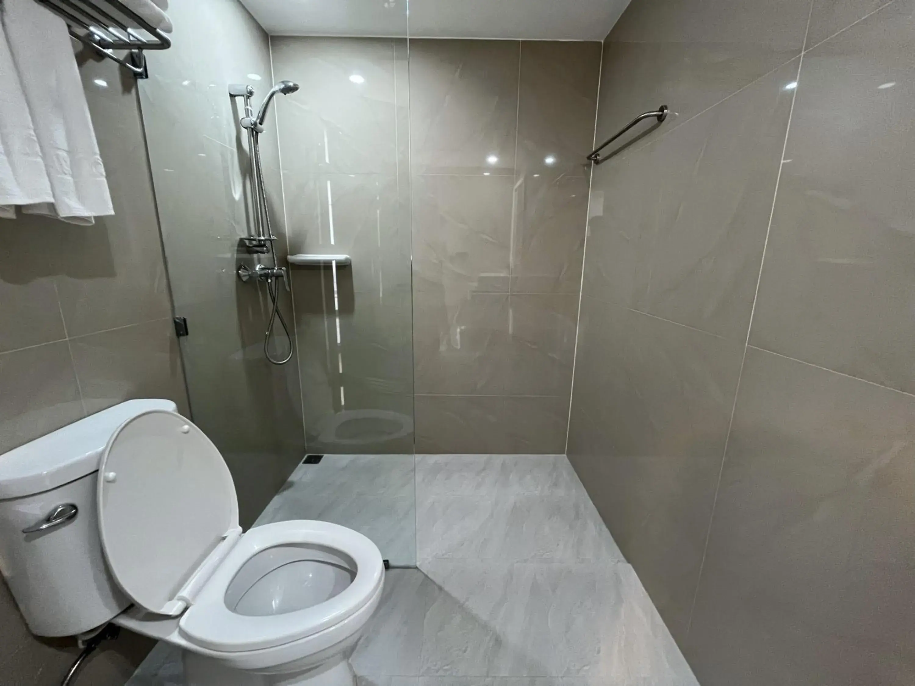 Deluxe Double Room in Dhevaraj Hotel Deluxe Double Room in Dhevaraj Hotel