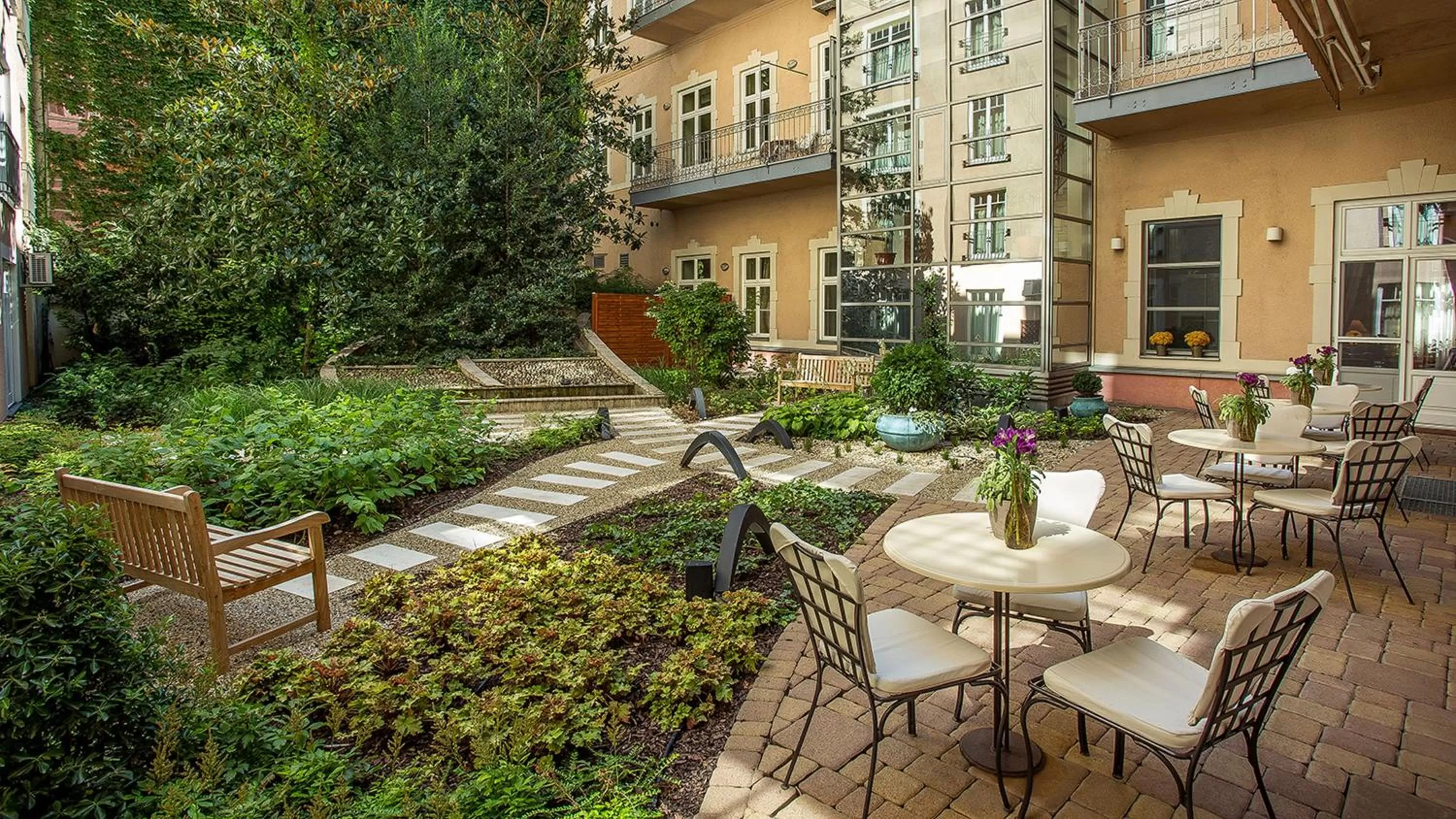 Garden in Mamaison Residence Izabella Budapest