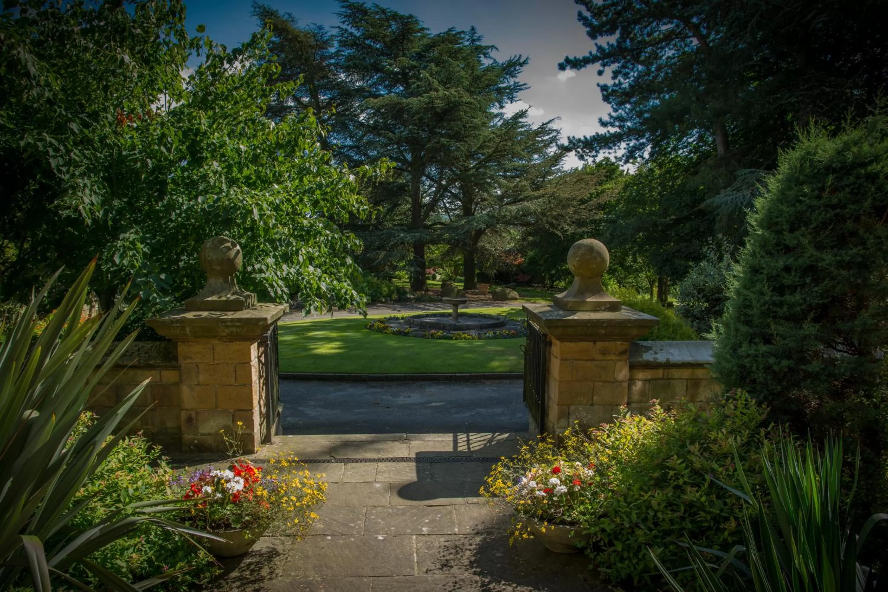 Property building, Swimming Pool in Fischers Baslow Hall - Chatsworth