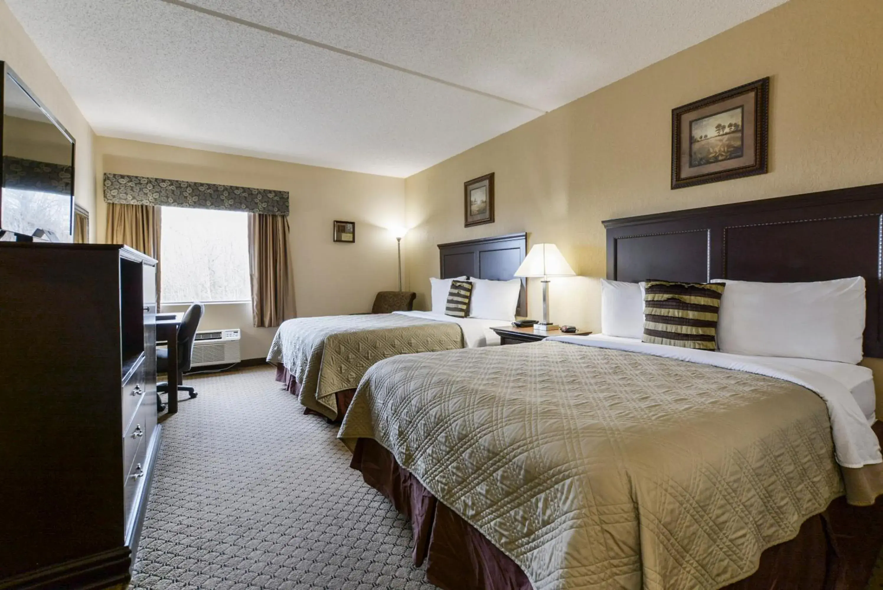 Queen Room with Two Queen Beds in Grand View Inn & Suites Queen Room with Two Queen Beds in Grand View Inn & Suites