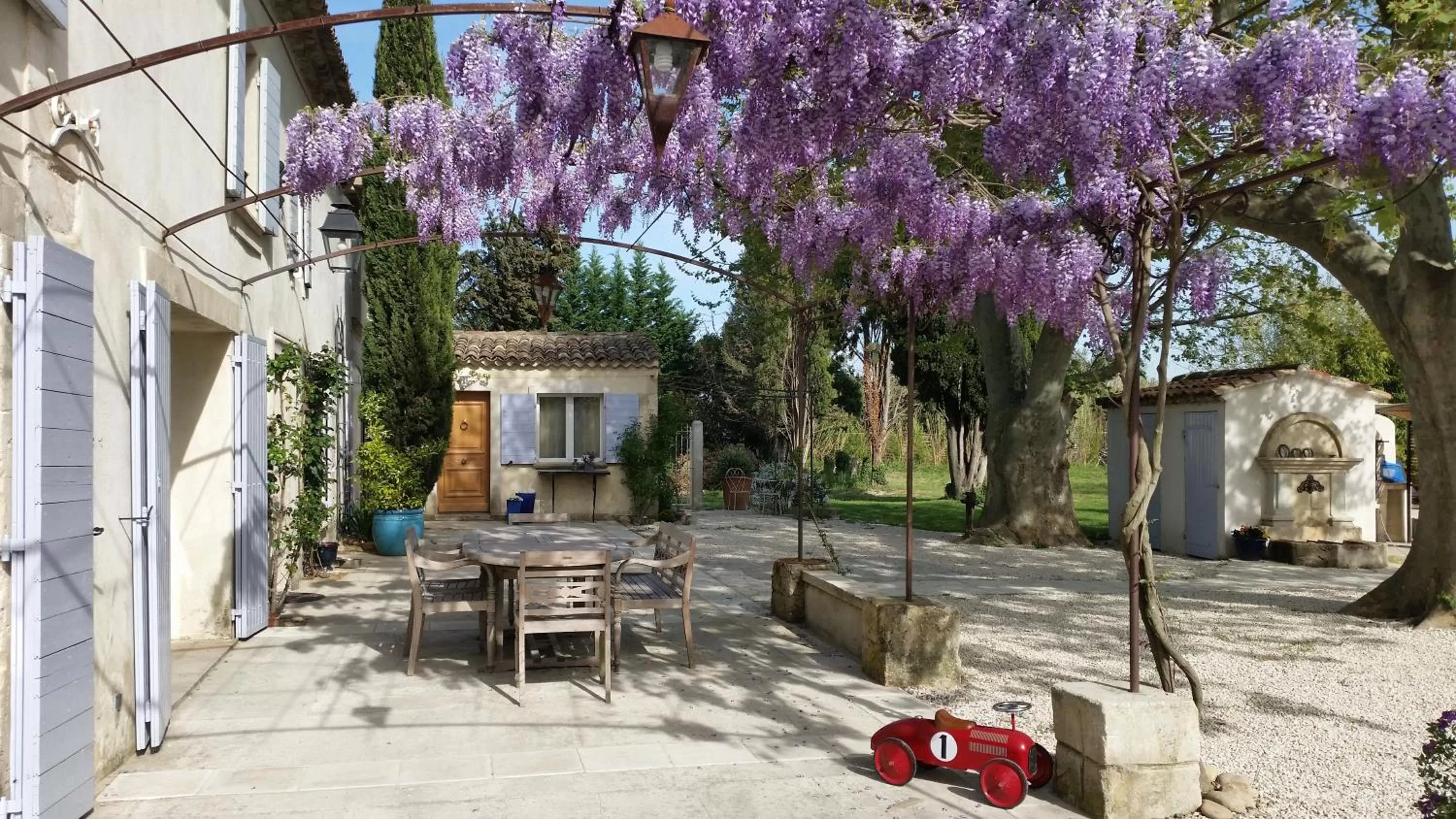 Property building in Sous les Platanes B&B